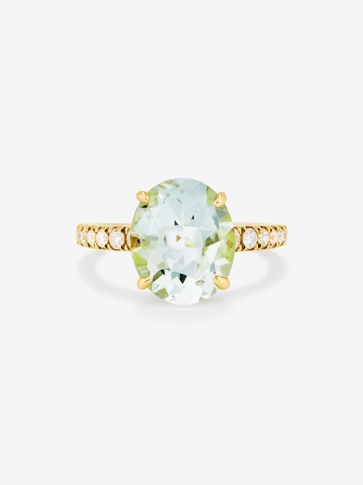 Anillo de oro amarillo de 18K con amatista verde en talla oval de 4,34 cts y 12 diamantes en talla brillante con un total de 0,29 cts