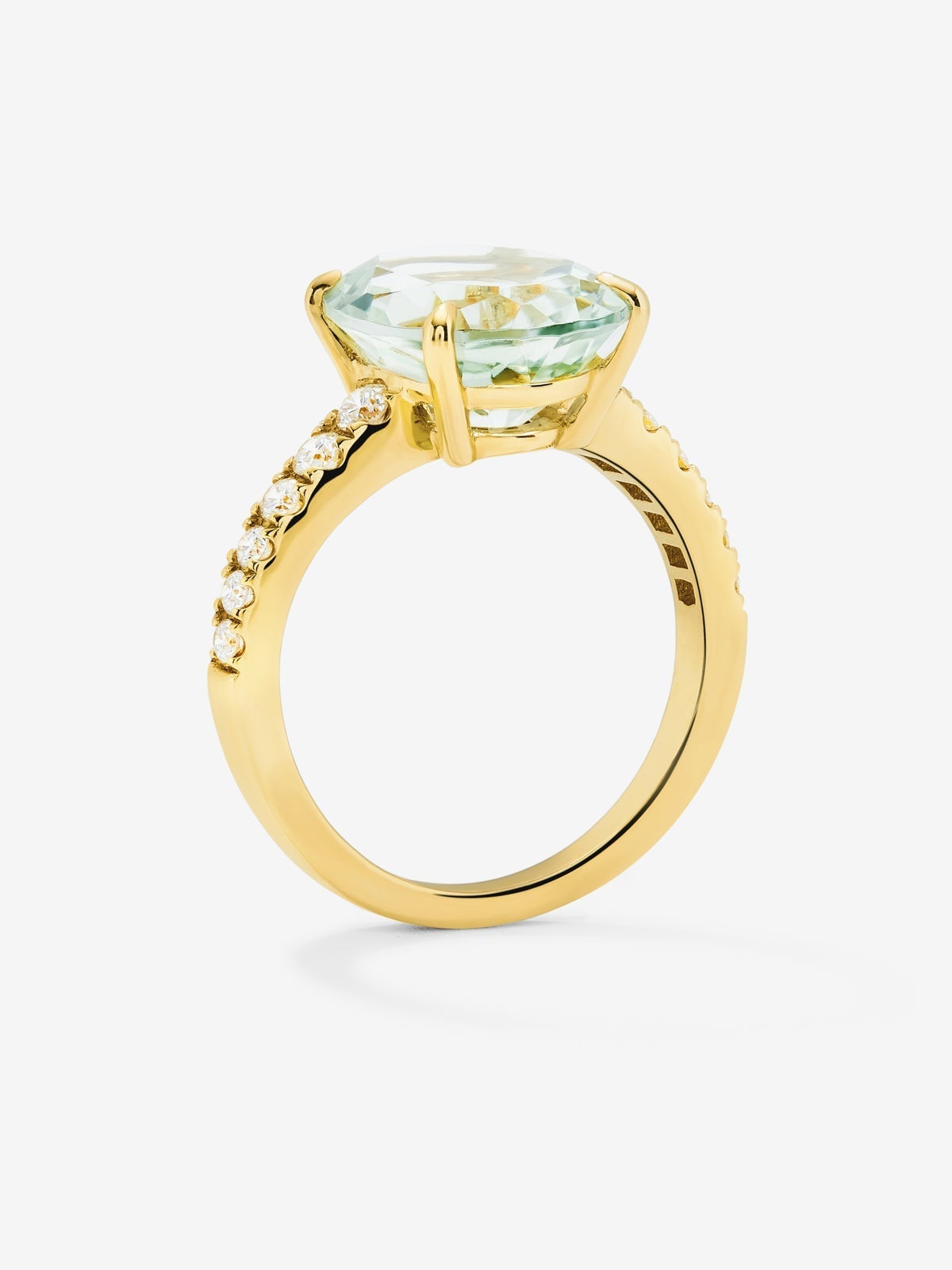 Anillo de oro amarillo de 18K con amatista verde en talla oval de 4,34 cts y 12 diamantes en talla brillante con un total de 0,29 cts