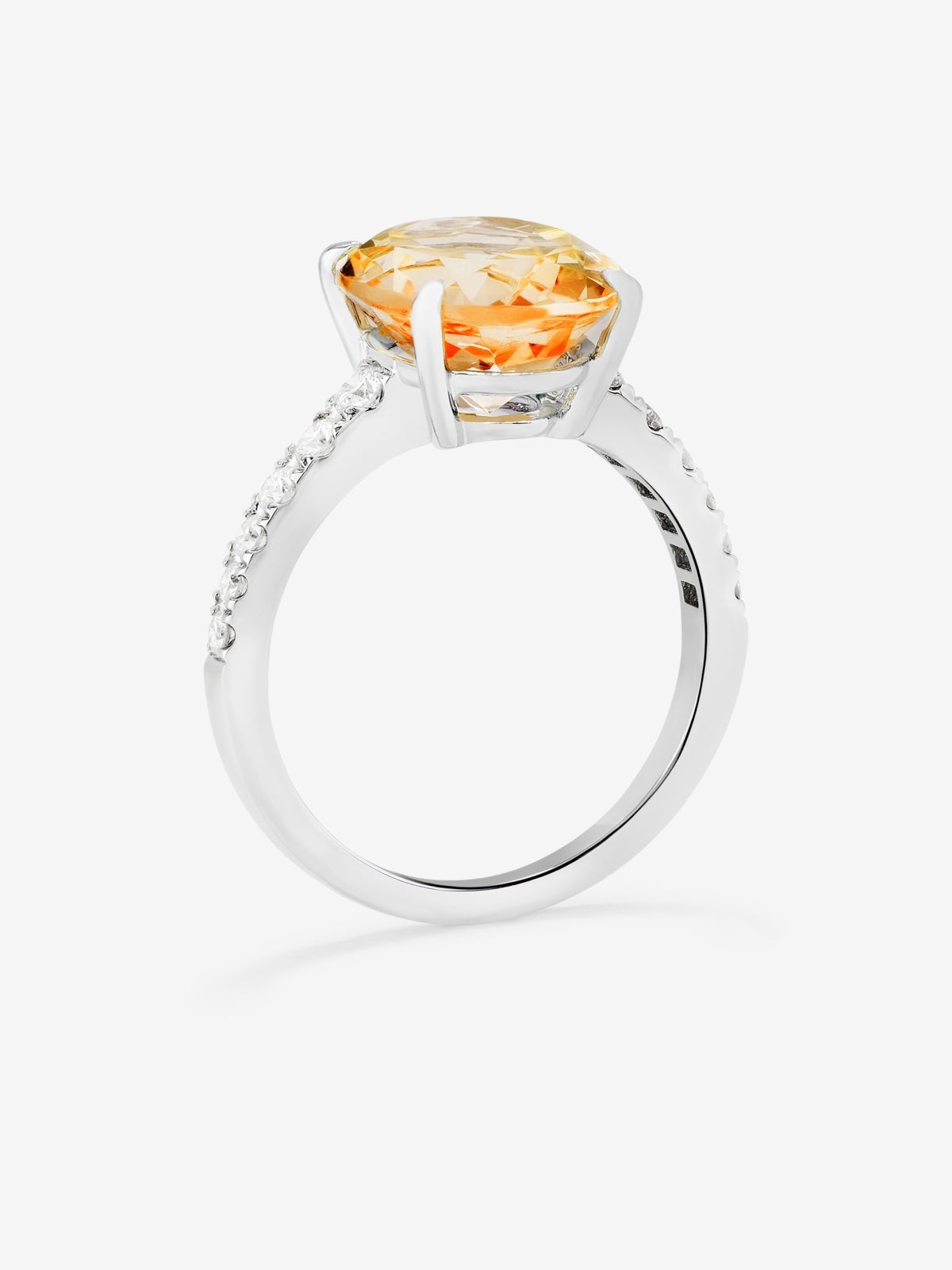Anillo solitario de oro blanco de 18K con cuarzo citrino en talla oval de 4,4 cts y diamantes en talla brillante de 0,29 cts