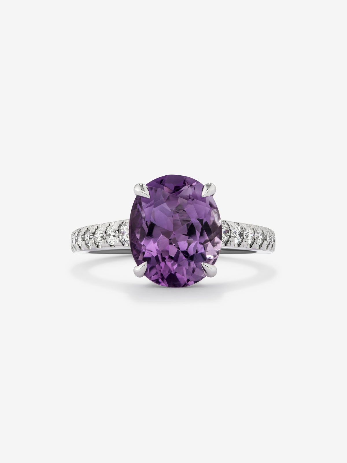 Anillo de oro blanco de 18K con amatista morada en talla oval de 3,51 cts y 14 diamantes en talla brillante con un total de 0,32 cts