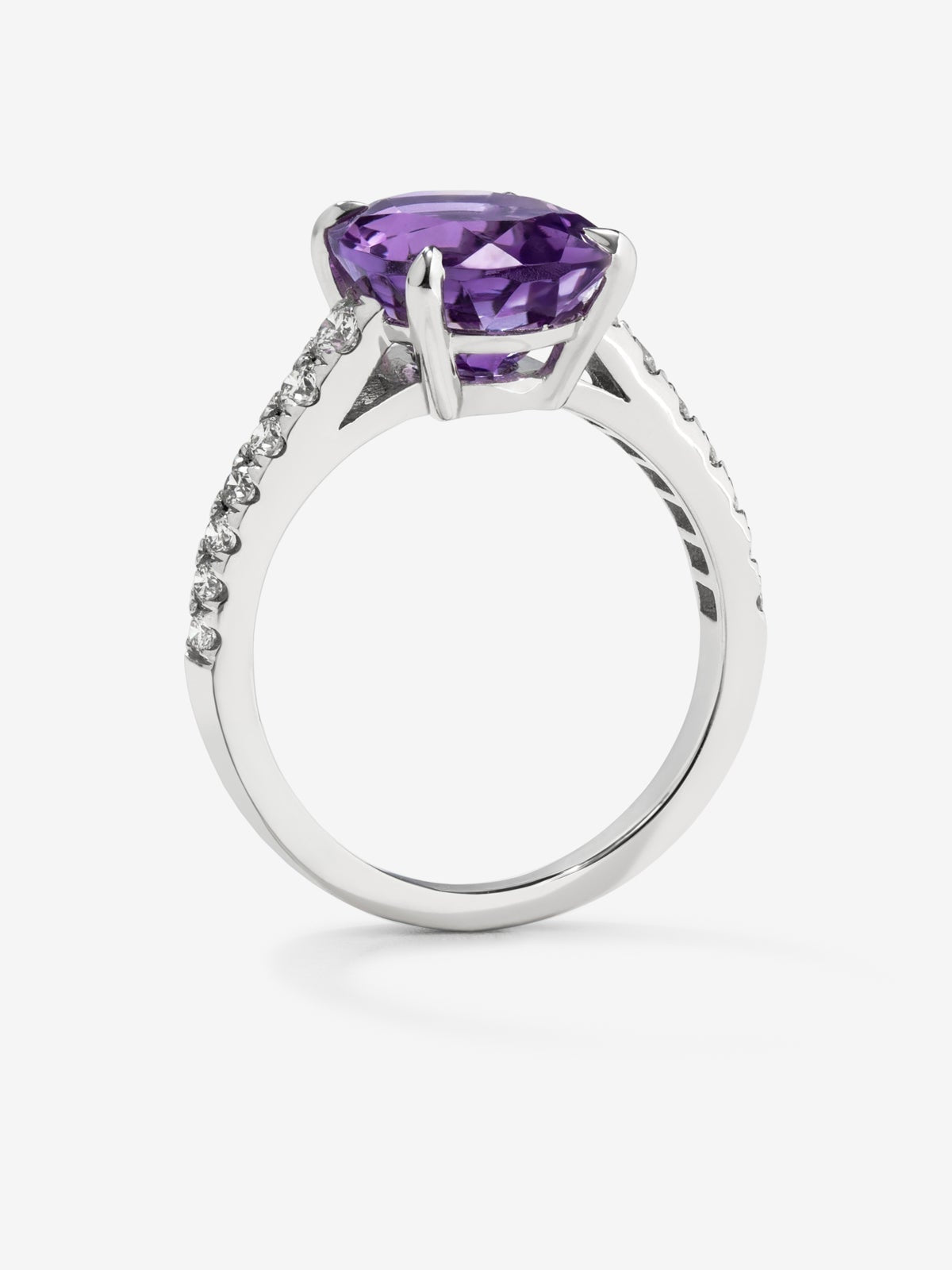 Anillo de oro blanco de 18K con amatista morada en talla oval de 3,51 cts y 14 diamantes en talla brillante con un total de 0,32 cts