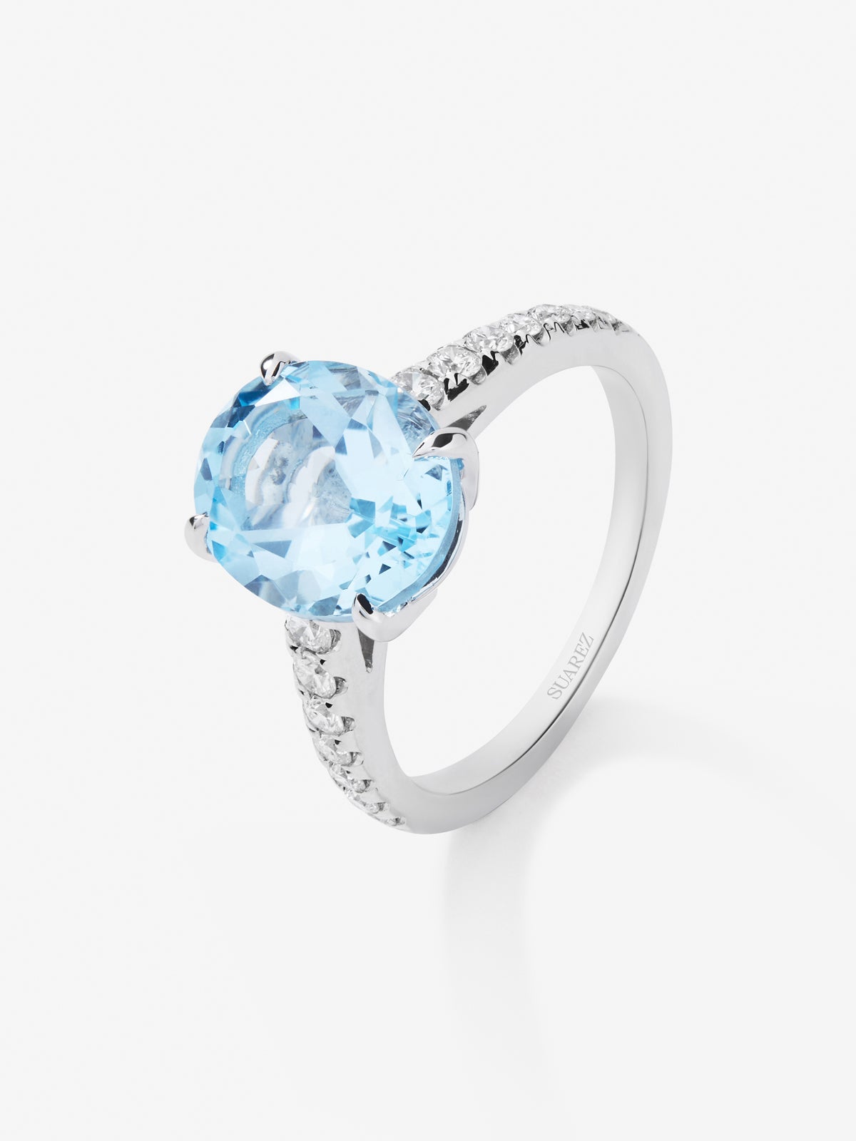 Anillo de oro amarillo de 18K con topacio azul sky en talla oval de 3,8 cts y diamantes en talla brillante