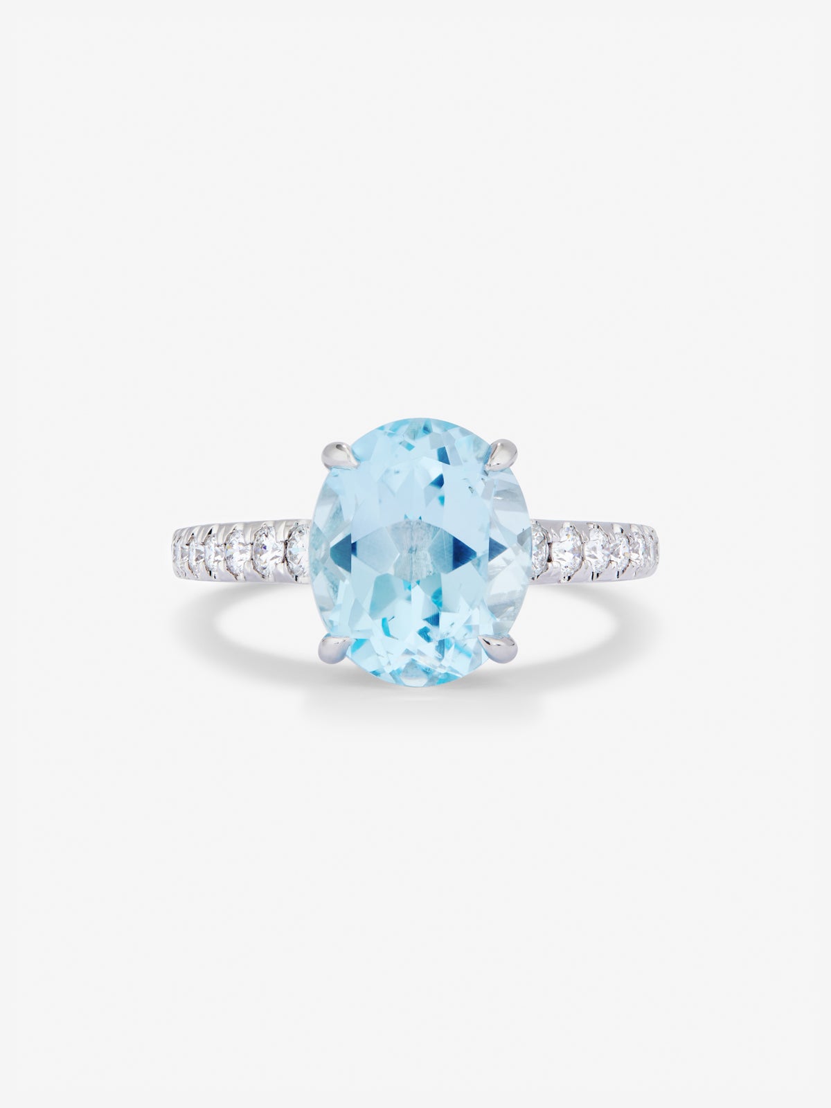 Anillo de oro amarillo de 18K con topacio azul sky en talla oval de 3,8 cts y diamantes en talla brillante