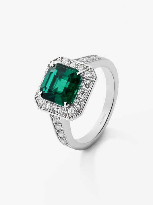 Anillo de oro blanco de 18K con esmeralda en talla esmeralda de 2,6 cts y orla y brazo de 26 diamantes en talla brillante con un total de 0,7 cts