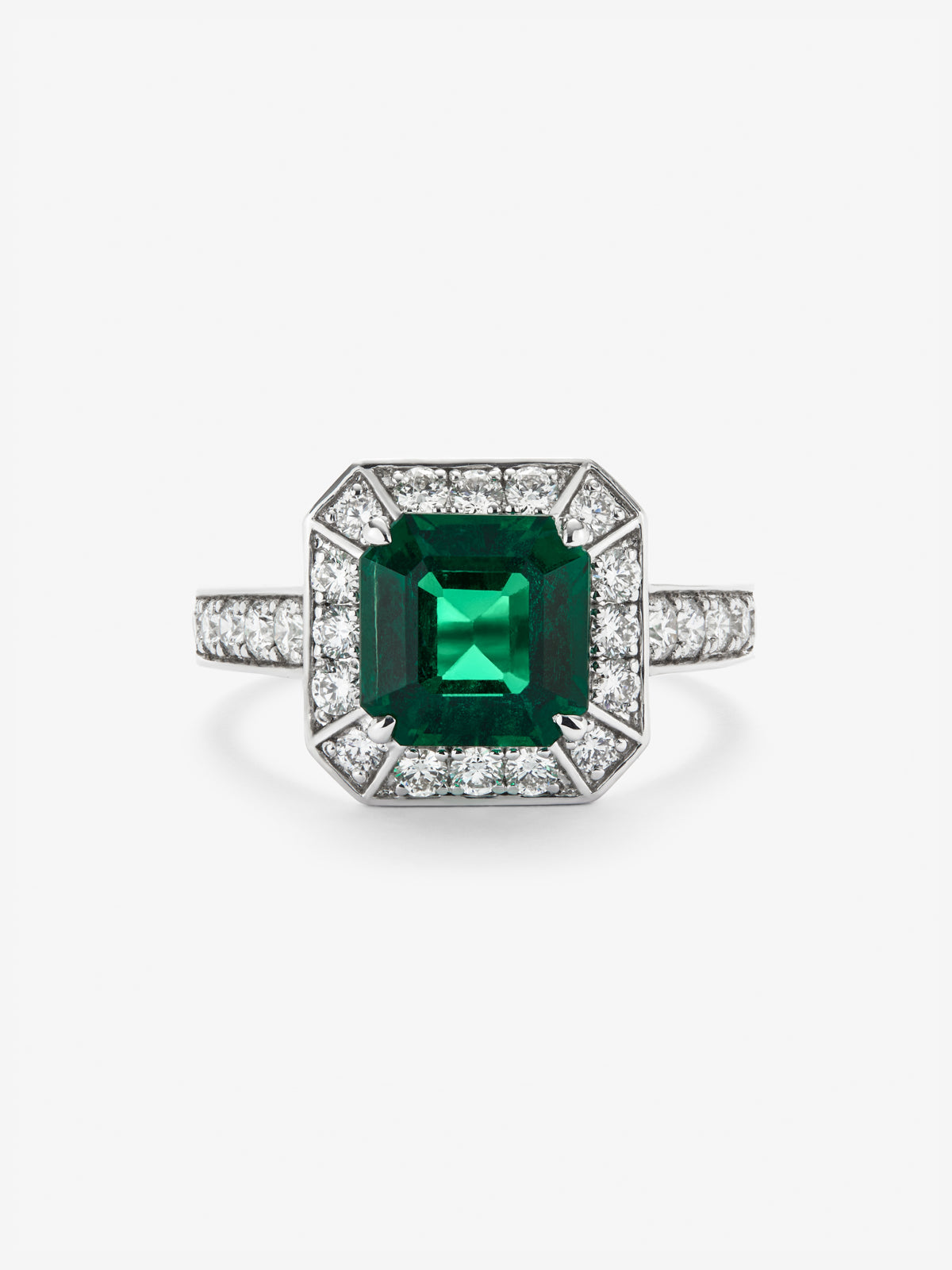 Anillo de oro blanco de 18K con esmeralda en talla esmeralda de 2,6 cts y orla y brazo de 26 diamantes en talla brillante con un total de 0,7 cts