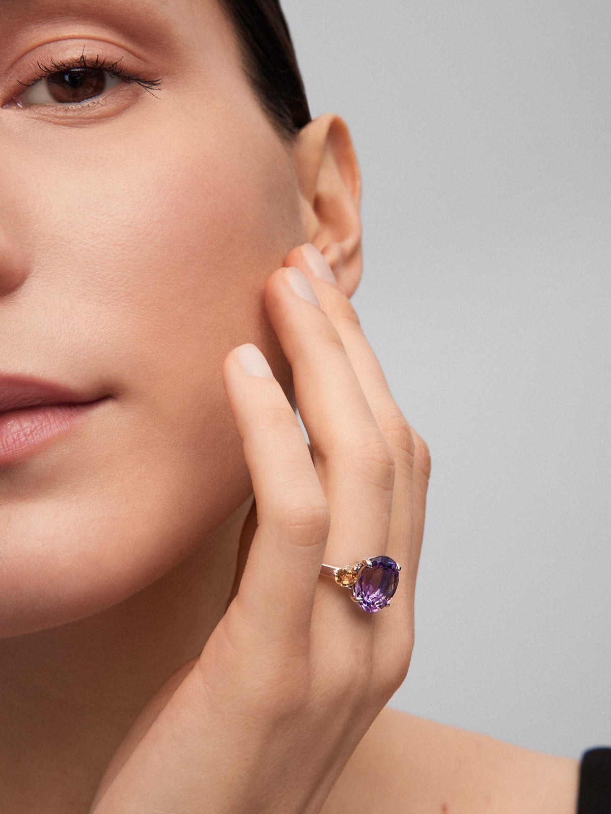 Anillo tresillo de plata 925 con amatista morada en talla oval y 2 cuarzos citrinos en talla brillante