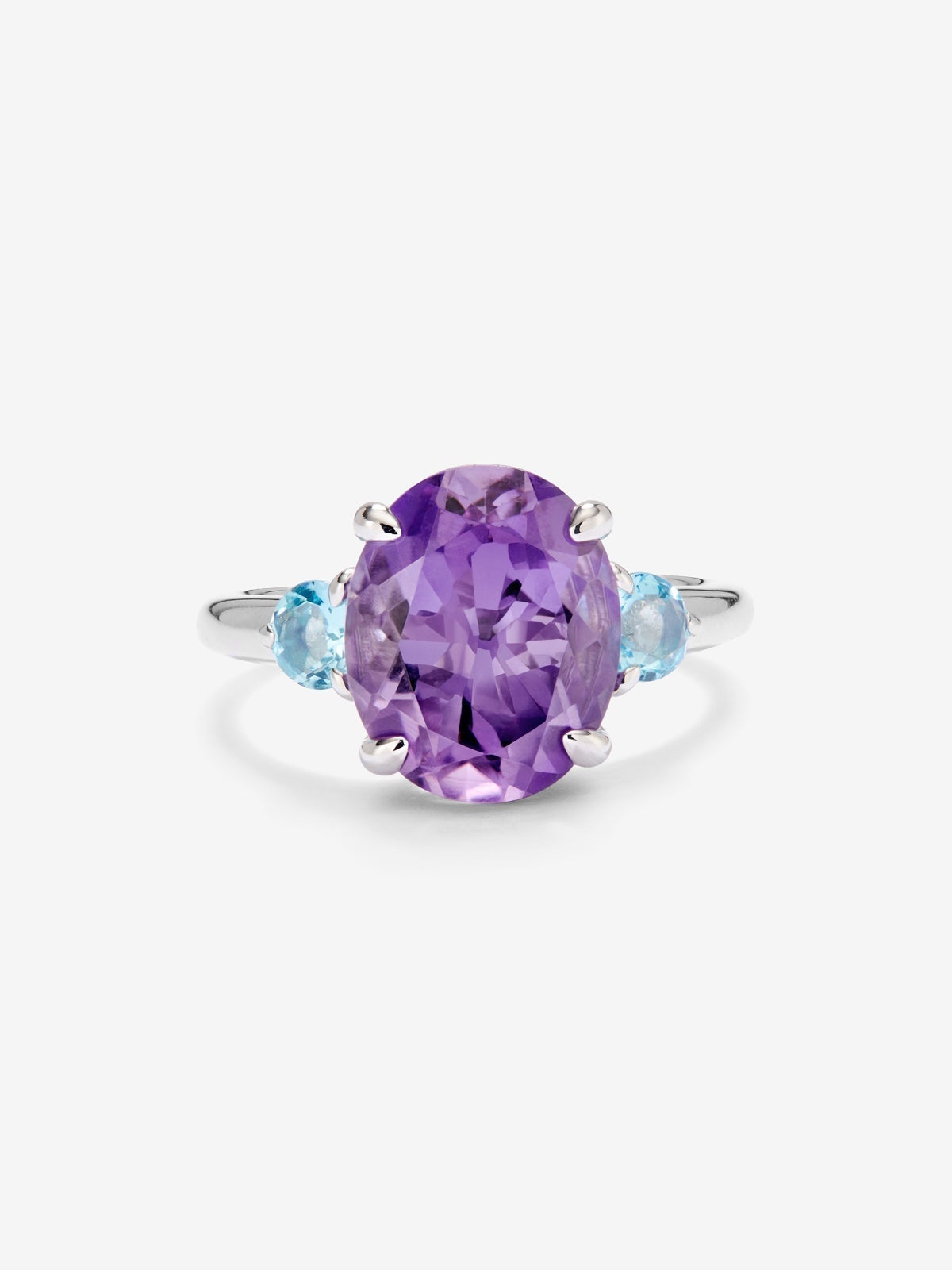 Anillo tresillo de plata 925 con amatista morada en talla oval y 2 topacios azul swiss en talla brillante
