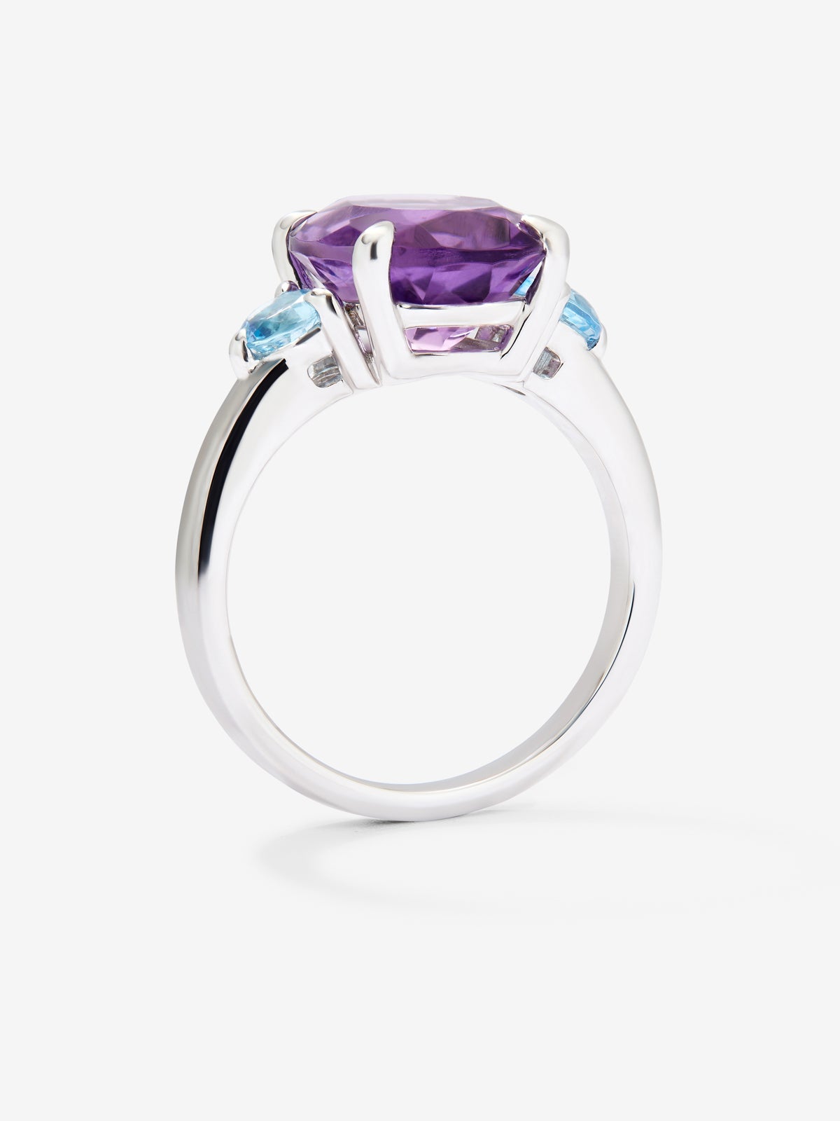 Anillo tresillo de plata 925 con amatista morada en talla oval y 2 topacios azul swiss en talla brillante