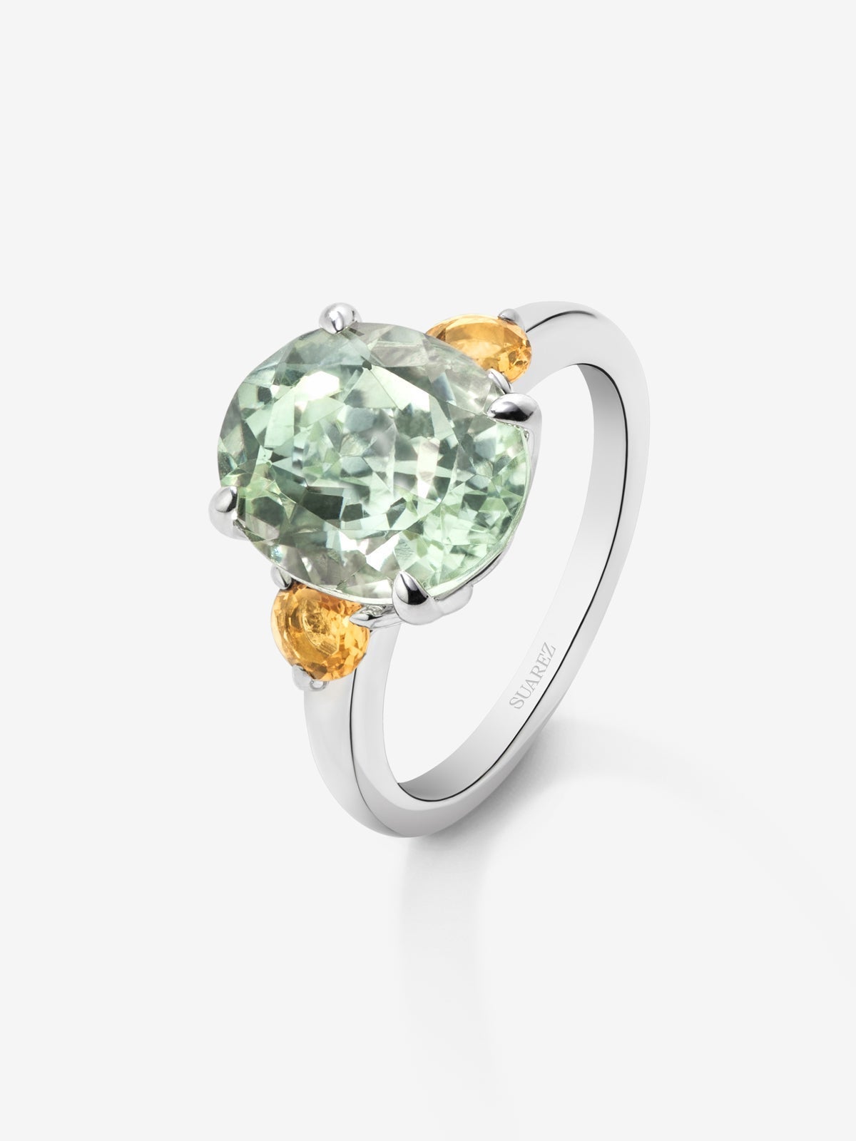 Anillo tresillo de plata 925 con amatista verde en talla oval de 4,55 cts y 2 cuarzos citrinos en talla brillante con un total de 0,46 cts