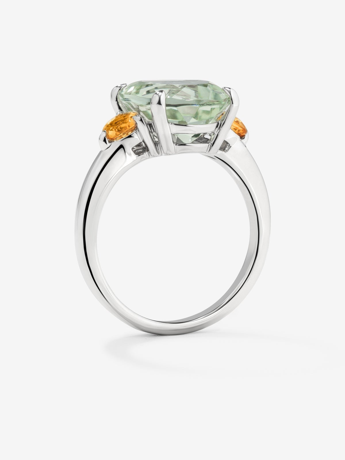 Anillo tresillo de plata 925 con amatista verde en talla oval de 4,55 cts y 2 cuarzos citrinos en talla brillante con un total de 0,46 cts