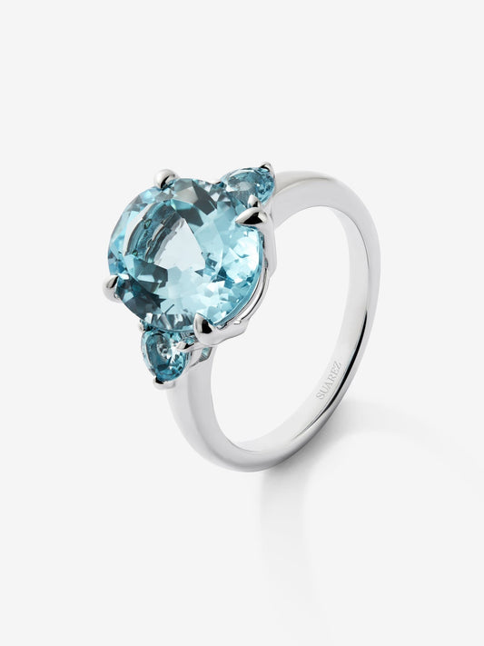Anillo tresillo de plata 925 con topacio azul sky en talla oval y 2 topacios azul swiss en talla brillante