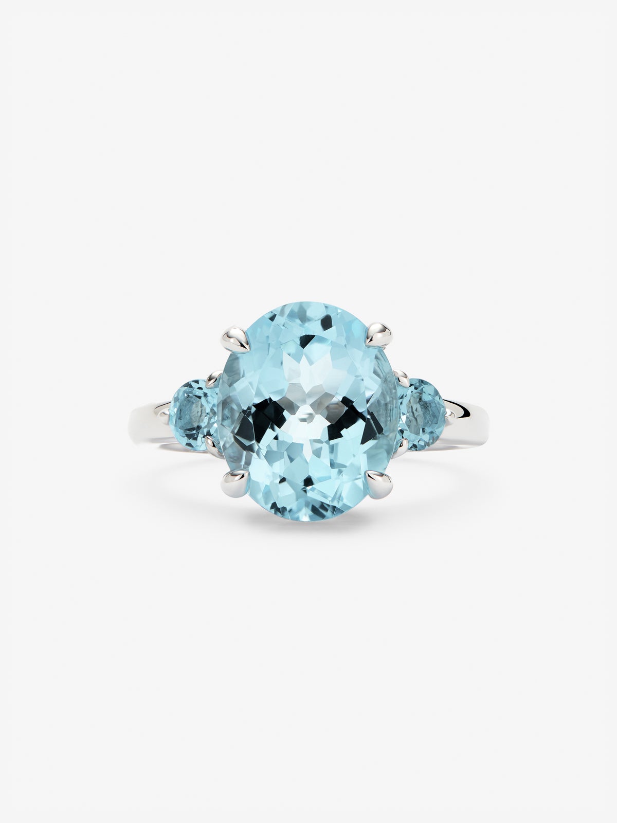 Anillo tresillo de plata 925 con topacio azul sky en talla oval y 2 topacios azul swiss en talla brillante
