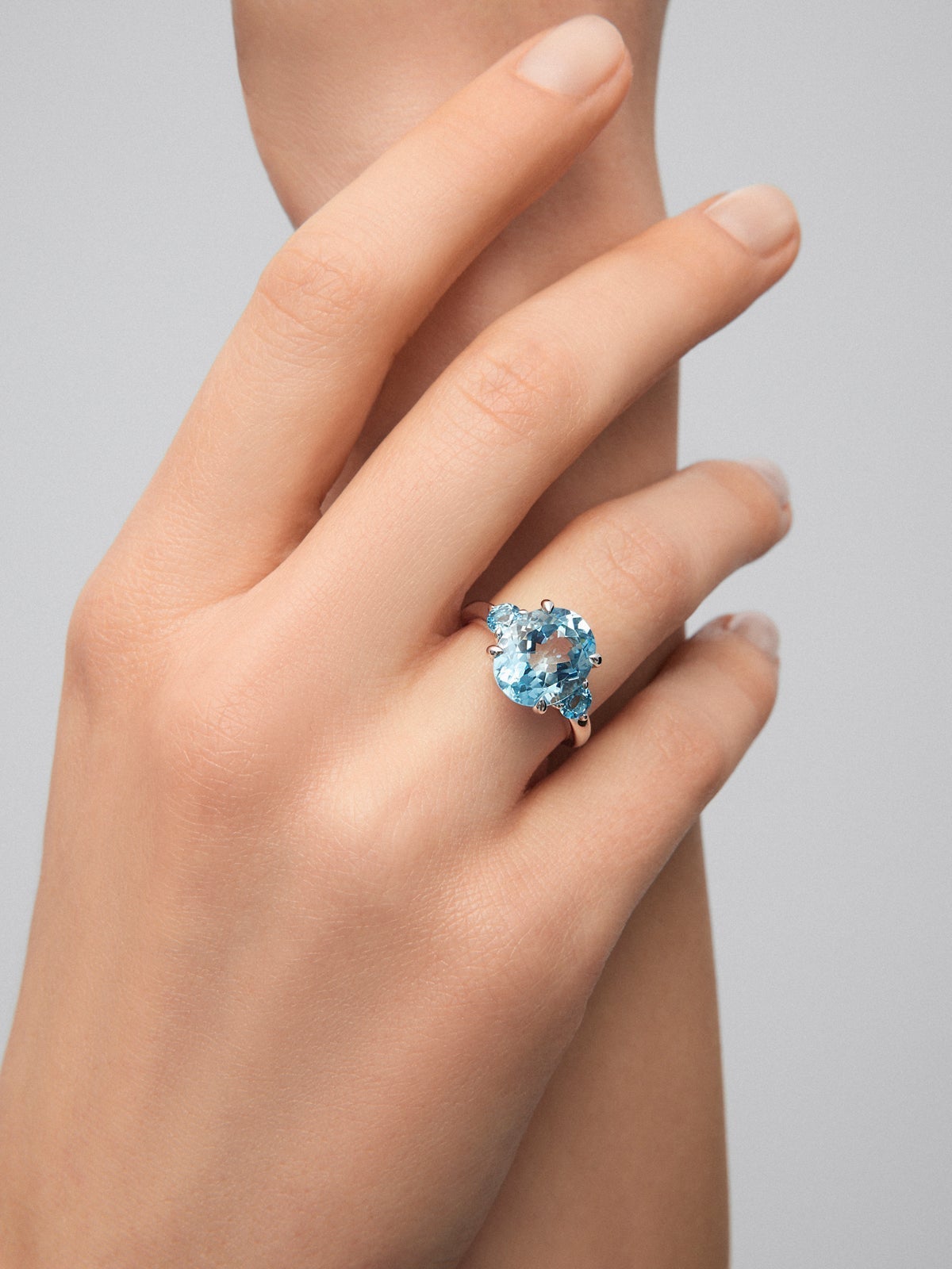 Anillo tresillo de plata 925 con topacio azul sky en talla oval y 2 topacios azul swiss en talla brillante