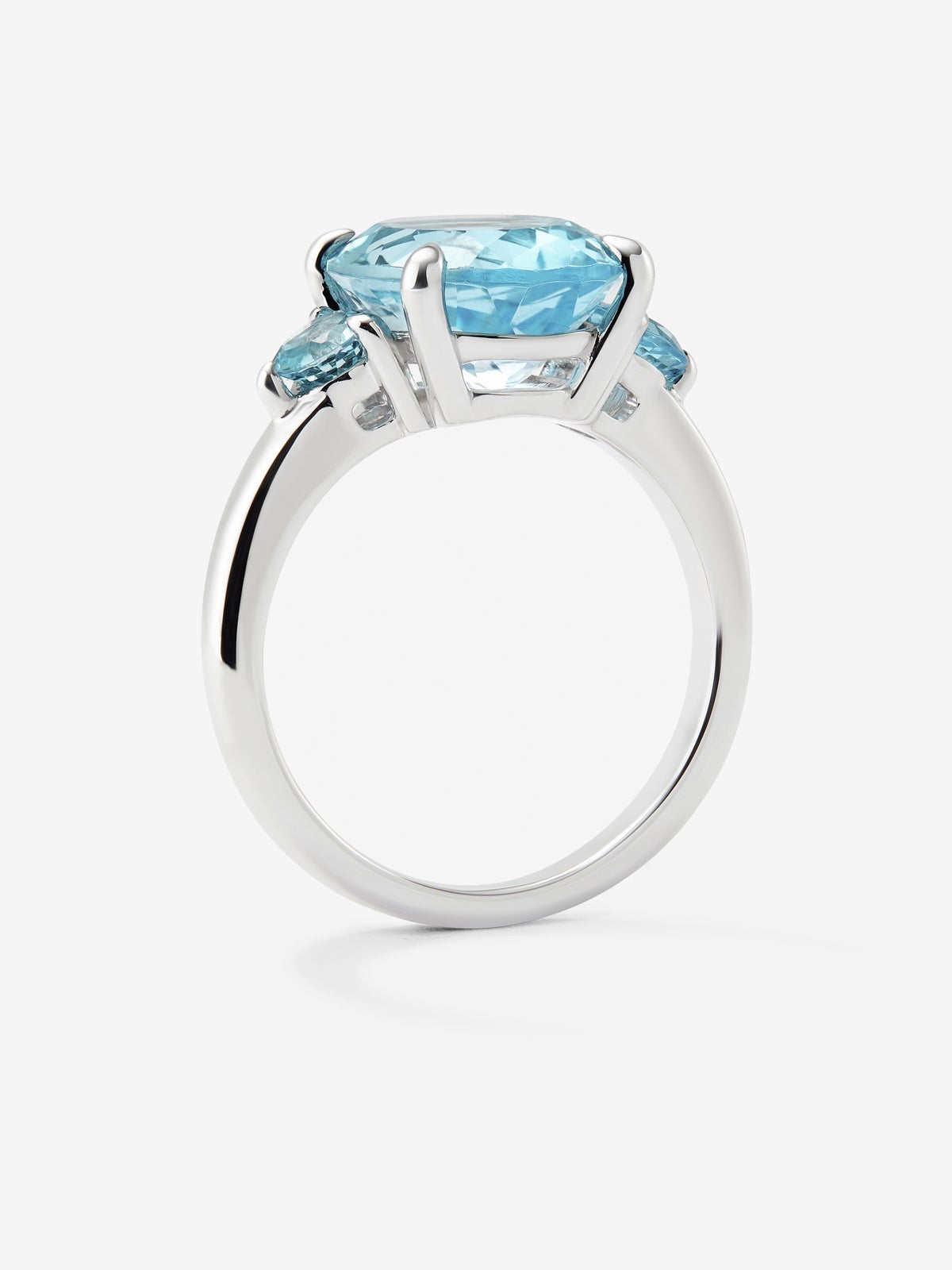 Anillo tresillo de plata 925 con topacio azul sky en talla oval y 2 topacios azul swiss en talla brillante