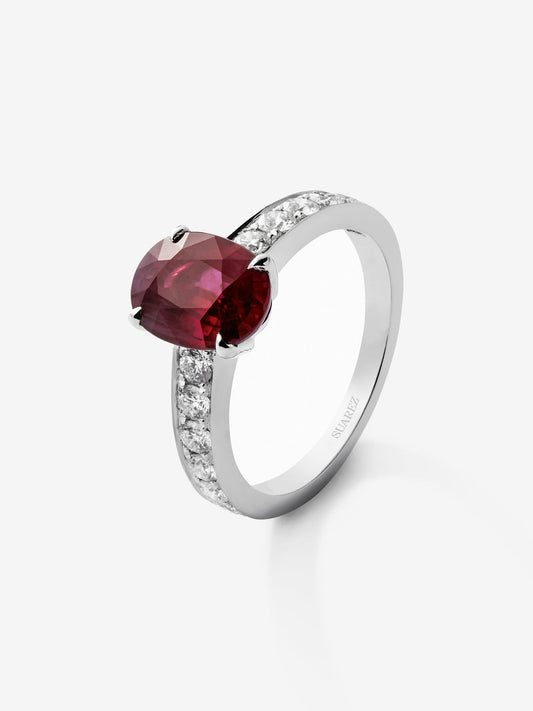 Anillo de oro blanco 18K con rubí central y diamantes