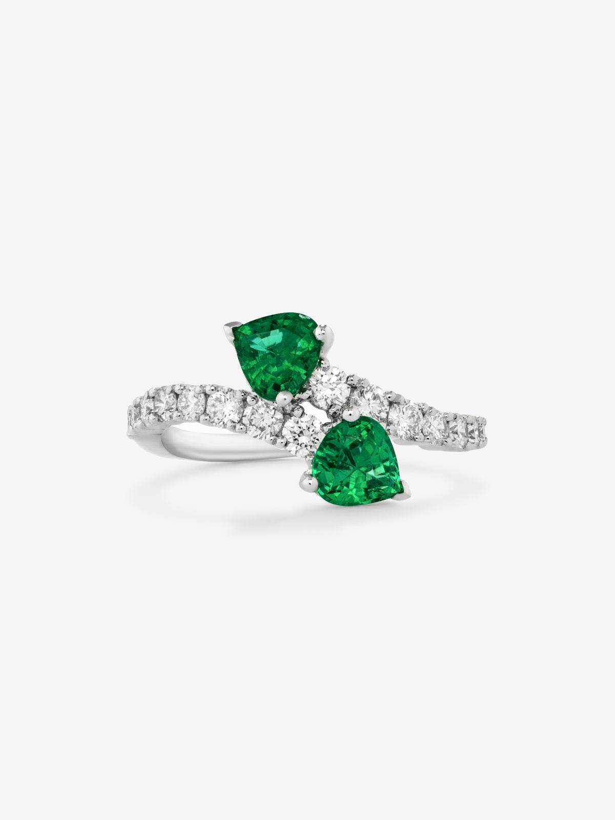 Anillo de oro blanco 18K con esmeralda central y diamantes