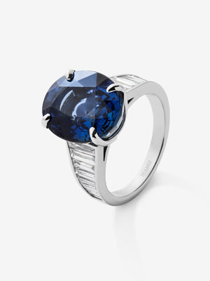 Anillo de oro blanco de 18K con zafiro azul en talla oval de 11,18 cts y 16 diamantes en talla baguette con un total de 1,27 cts