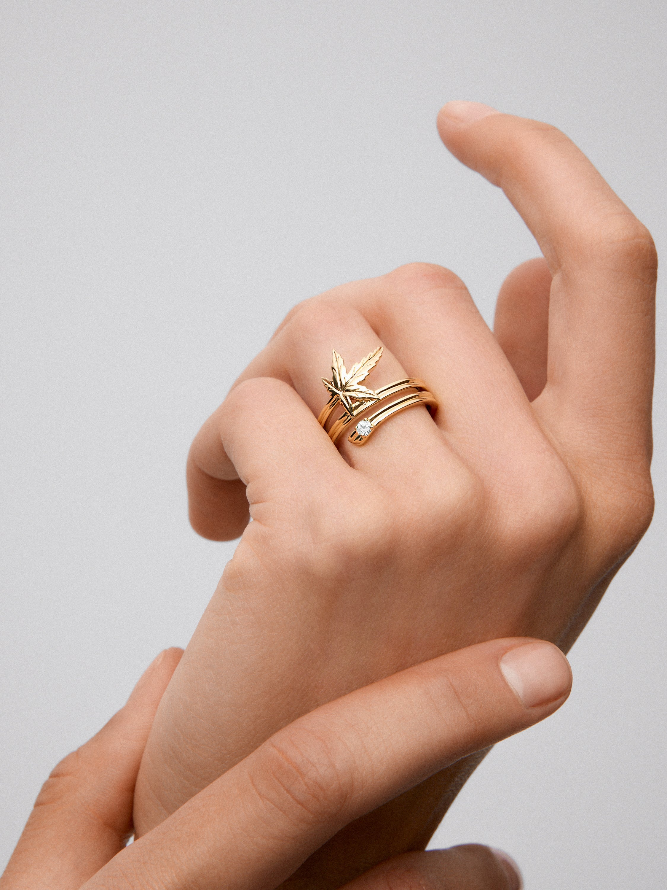 Anillo de oro amarillo de 18K con diamante en talla brillante de 0,04 cts y forma de hoja de arce