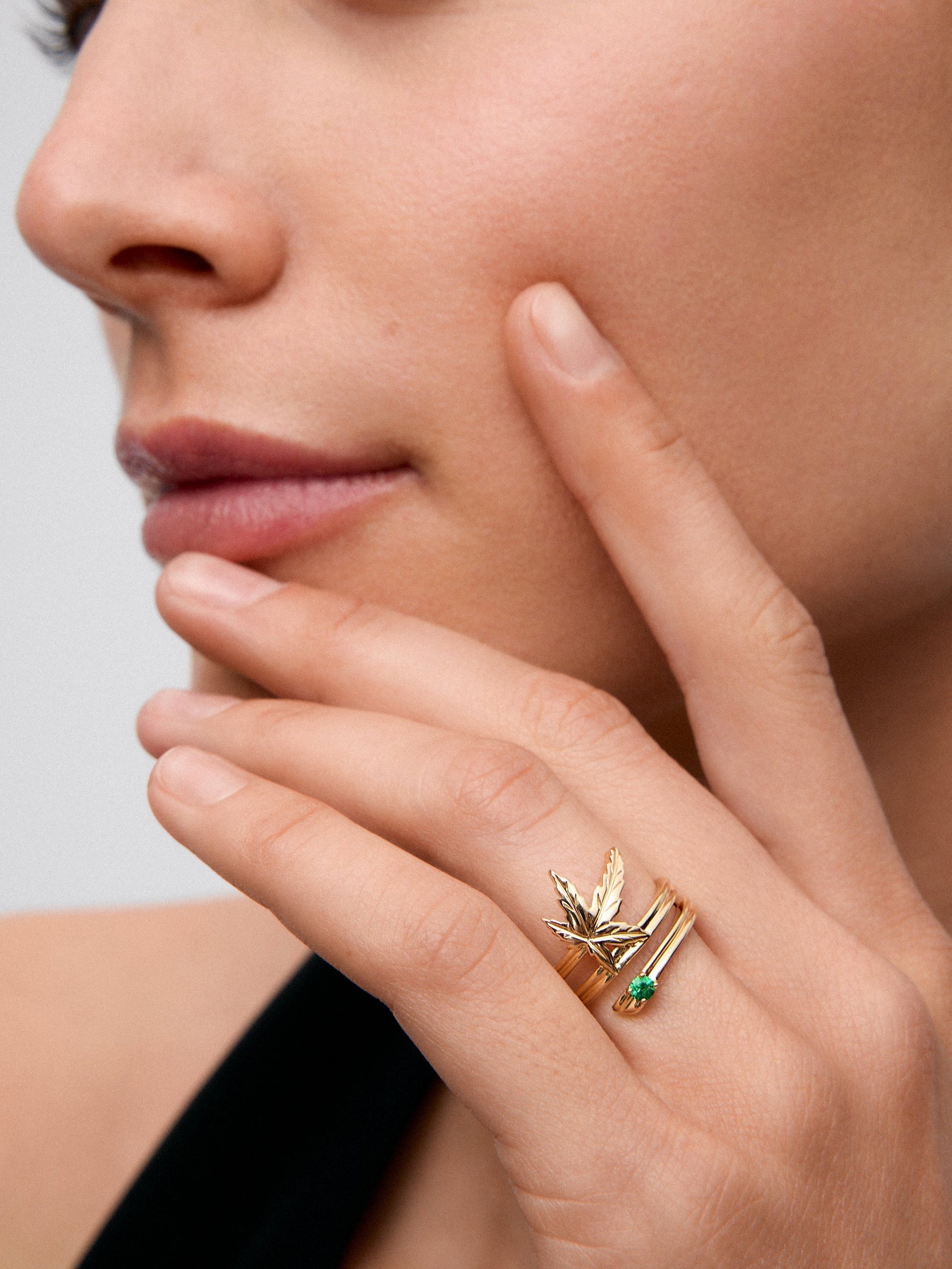 Anillo de oro amarillo de 18K con esmeralda en talla brillante de 0,06 cts y forma de hoja de arce