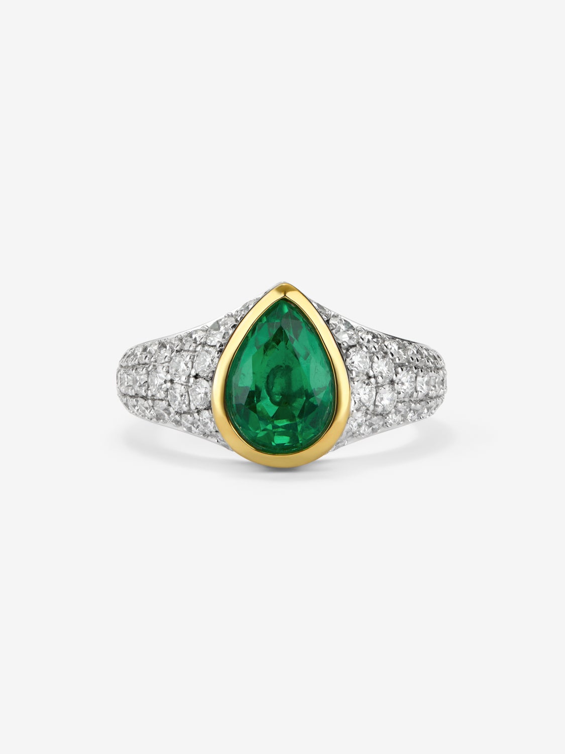 Anillo de oro blanco y amarillo de 18K con esmeralda verde en talla pera de 1,49 cts y 61 diamantes en talla brillante con un total de 1,24 cts