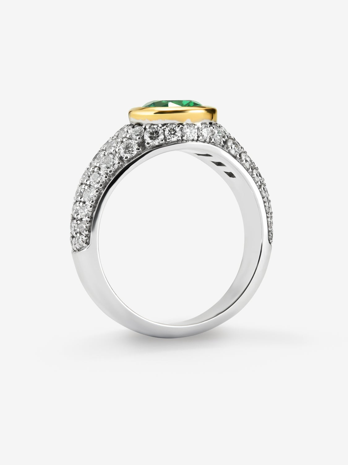 Anillo de oro blanco y amarillo de 18K con esmeralda verde en talla pera de 1,49 cts y 61 diamantes en talla brillante con un total de 1,24 cts