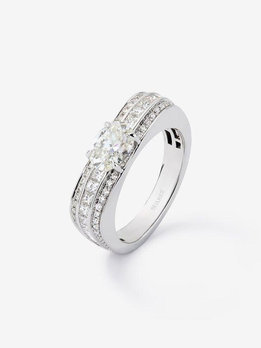 Anillo de oro blanco de 18K con diamante en talla oval y diamantes blancos