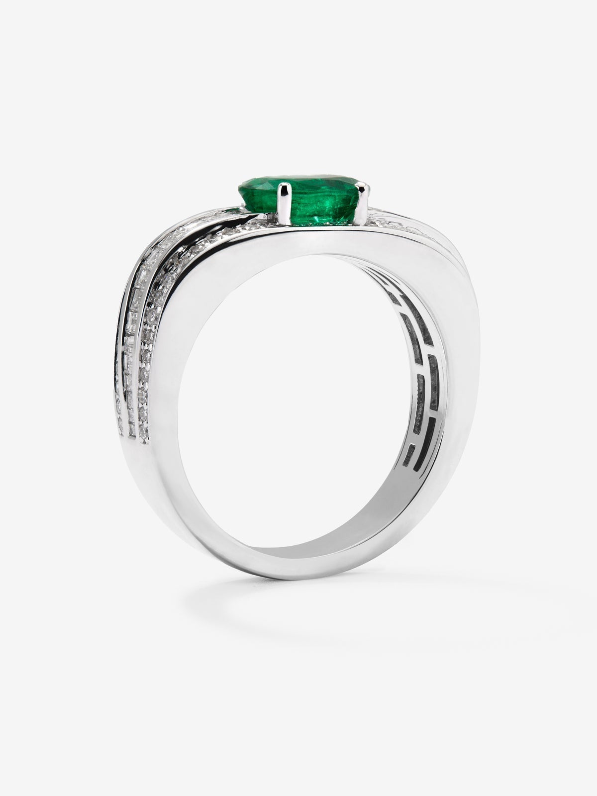 Anillo de oro blanco de 18K con esmeralda verde en talla oval de 0,91 cts, 94 diamantes en talla brillante y baguette con un total de 0,74 cts