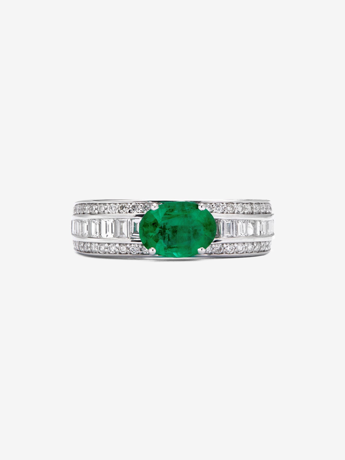 Anillo de oro blanco de 18K con esmeralda verde en talla oval de 1,11 cts, diamantes en talla brillante y baguette con un total de 2 cts