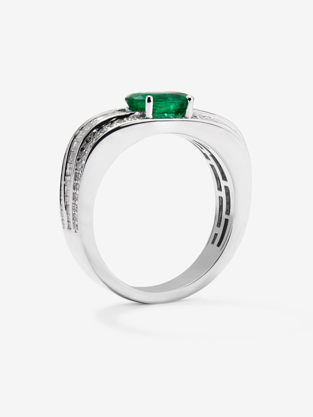 Anillo de oro blanco de 18K con esmeralda verde en talla oval de 1,11 cts, diamantes en talla brillante y baguette con un total de 2 cts