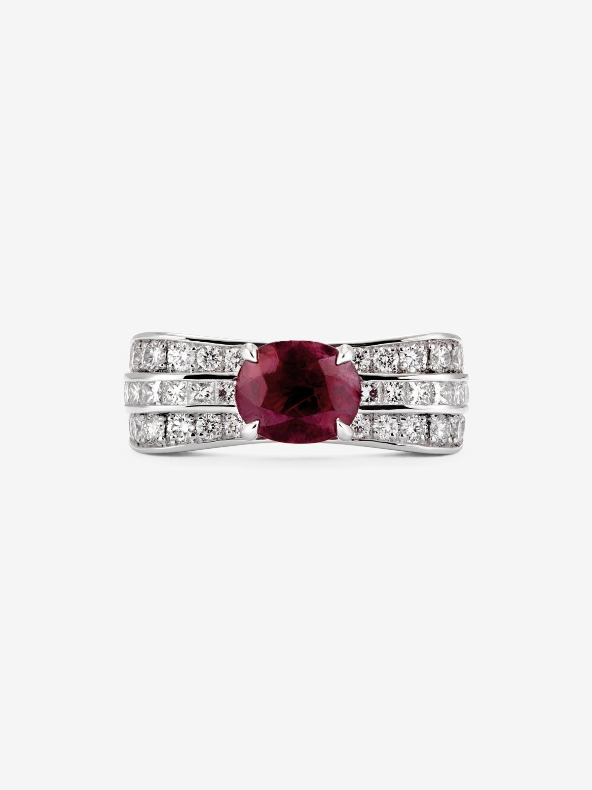 Anillo de oro blanco de 18K con rubí rojo pigeon blood en talla oval de 1,54 cts y 54 diamantes en talla princesa y brillante con un total de 0,93 cts