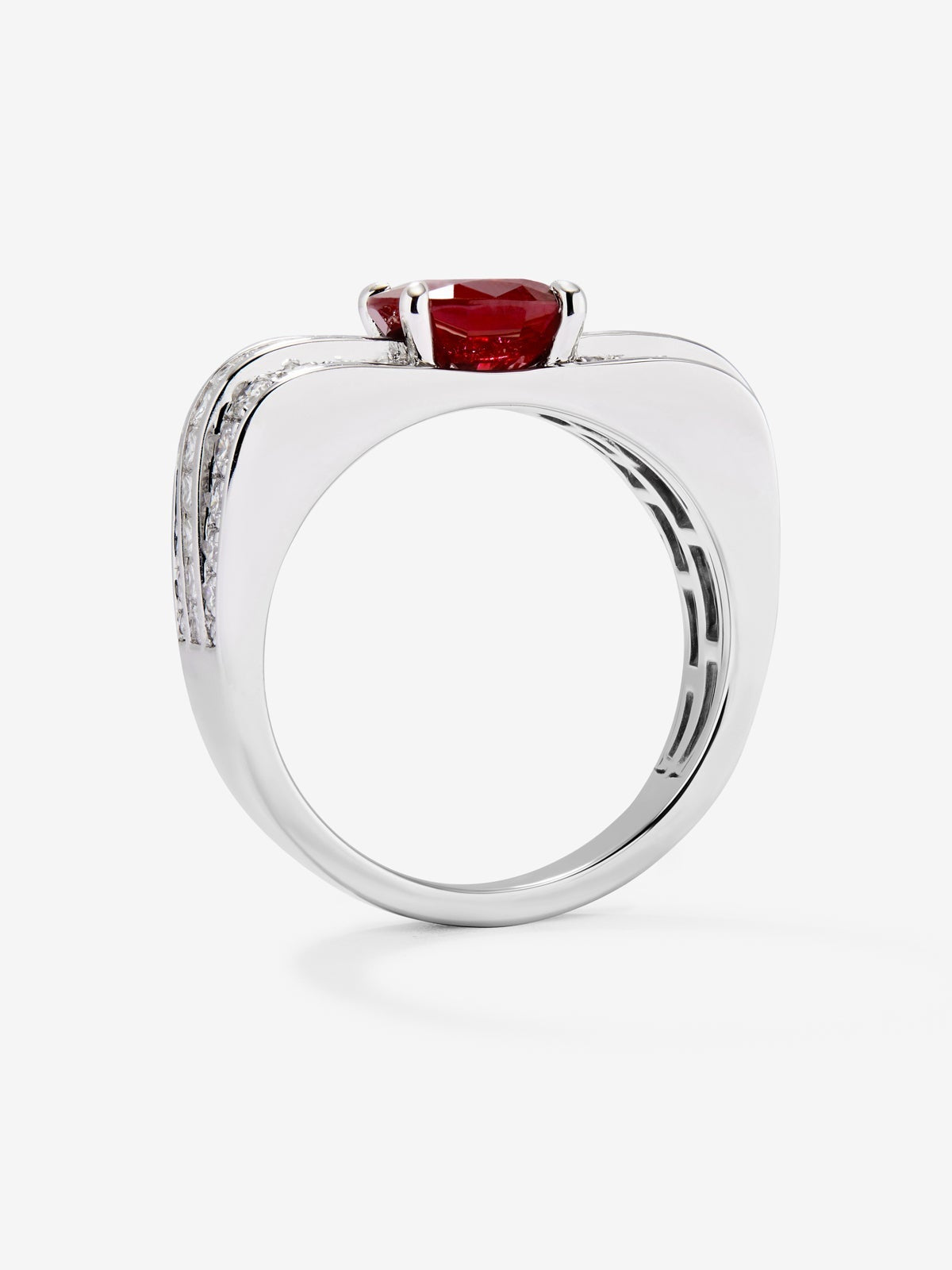 Anillo de oro blanco de 18K con rubí rojo pigeon blood en talla oval de 1,54 cts y 54 diamantes en talla princesa y brillante con un total de 0,93 cts