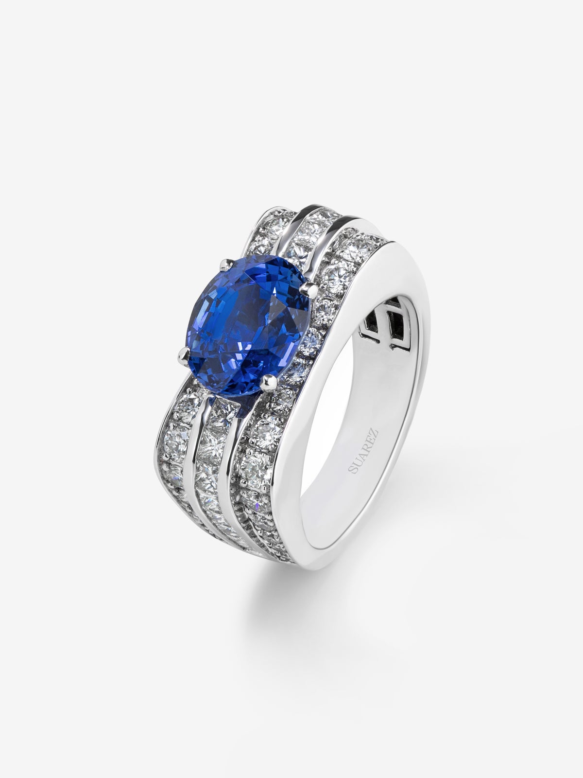 Anillo  de oro blanco de 18K con zafiro  y diamantes