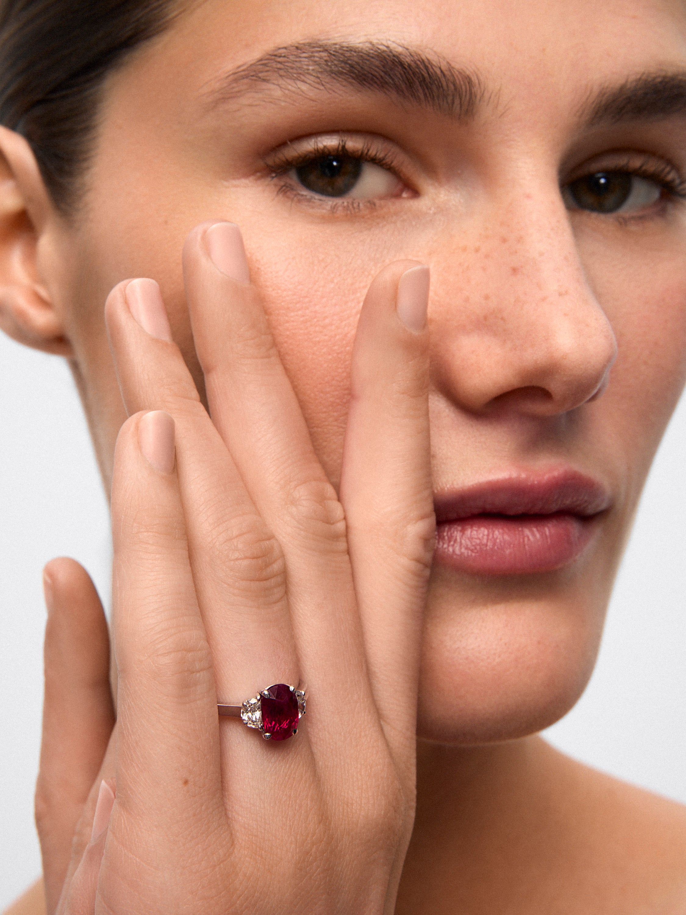 18K white gold triple ring with oval-cut pigeon blood red ruby ​​of 3.03 cts and 2 fancy-cut diamonds with a total of 0.63 cts