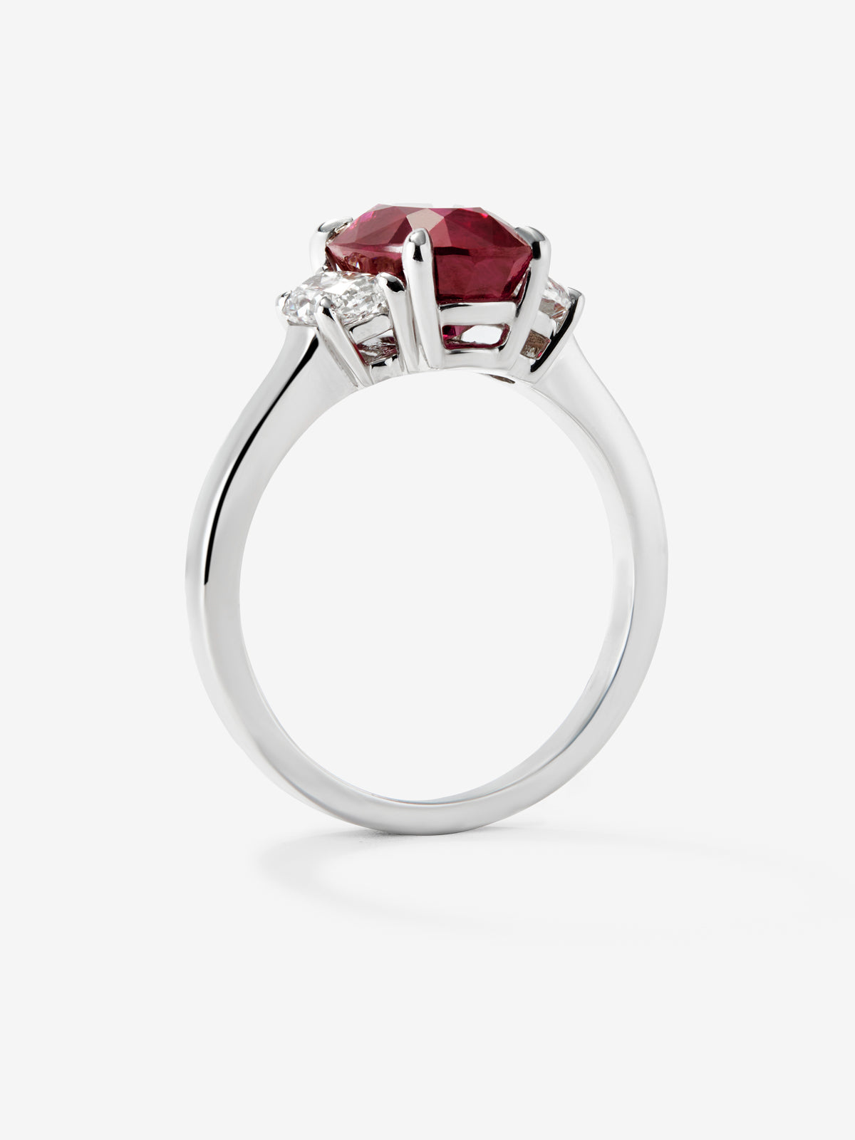18K white gold triple ring with oval-cut pigeon blood red ruby ​​of 3.03 cts and 2 fancy-cut diamonds with a total of 0.63 cts
