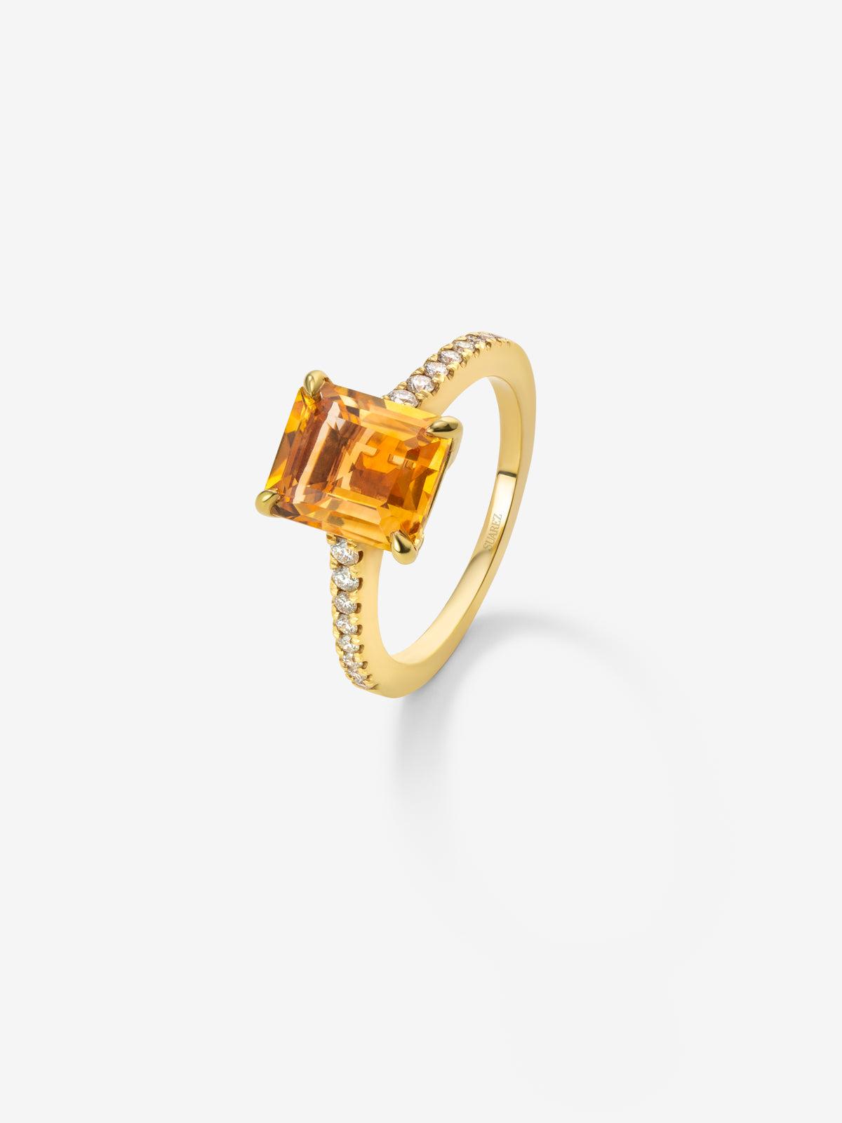 18K yellow gold ring with radiant cut citrine quartz of 1.2 cts and 18 brilliant cut diamonds with a total of 0.18 cts