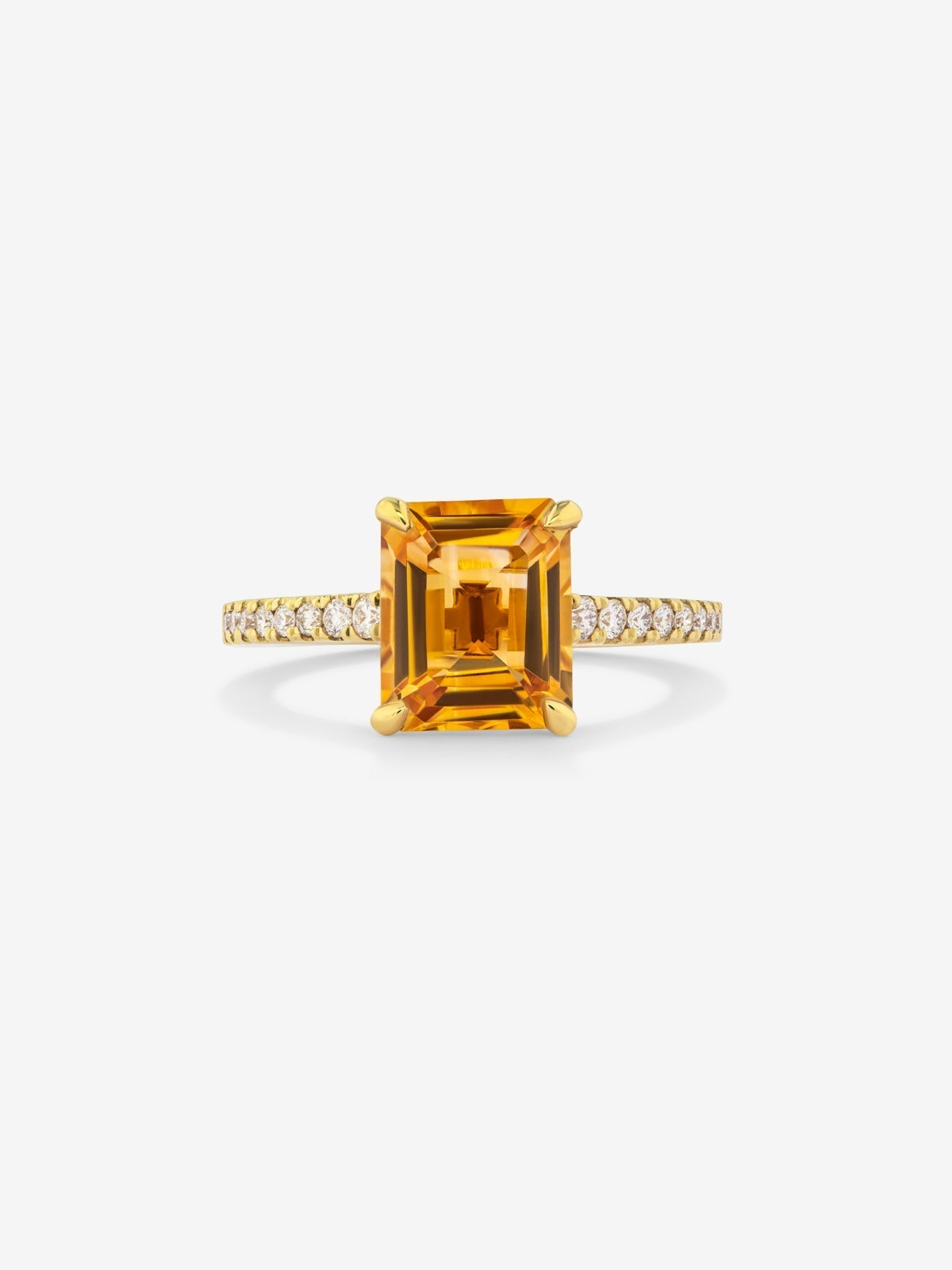 Anillo de oro amarillo de 18K con cuarzo citrino en talla radiant de 1,2 cts y 18 diamantes en talla brillante con un total de 0,18 cts