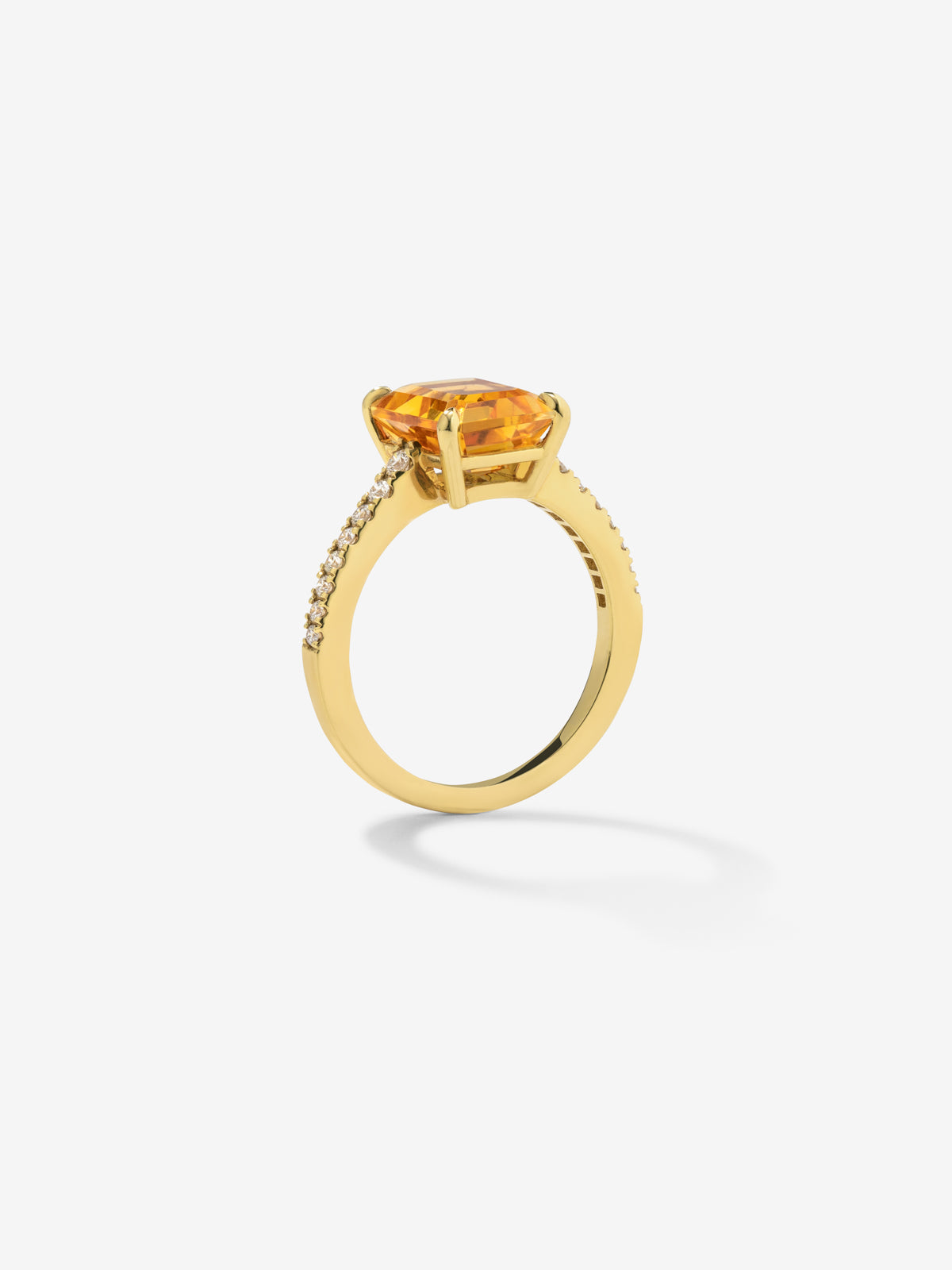 18K yellow gold ring with radiant cut citrine quartz of 1.2 cts and 18 brilliant cut diamonds with a total of 0.18 cts