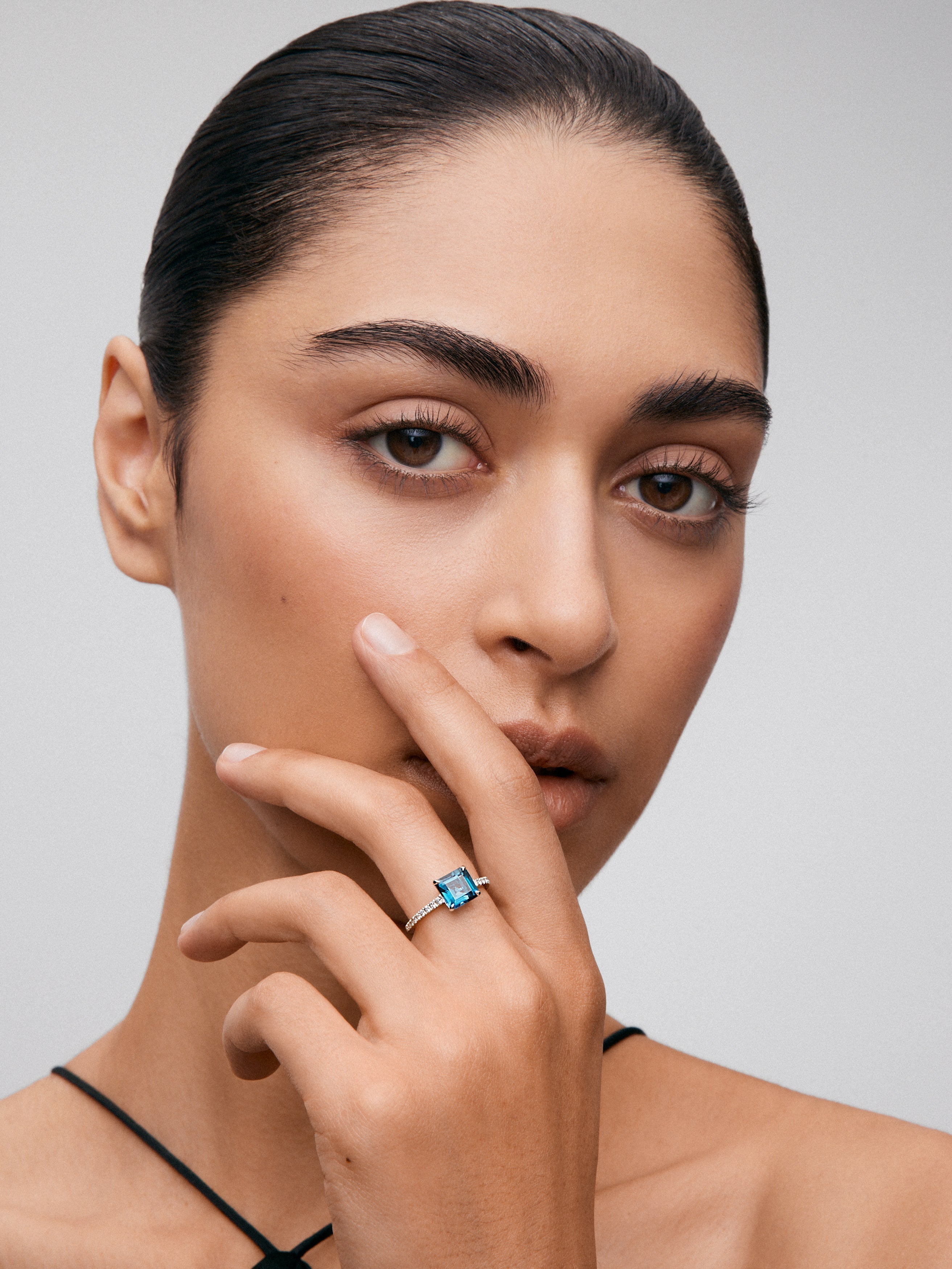 Anillo tipo solitario de oro blanco de 18K con topacio azul london 1,2 cts y diamantes blancos en talla brillante