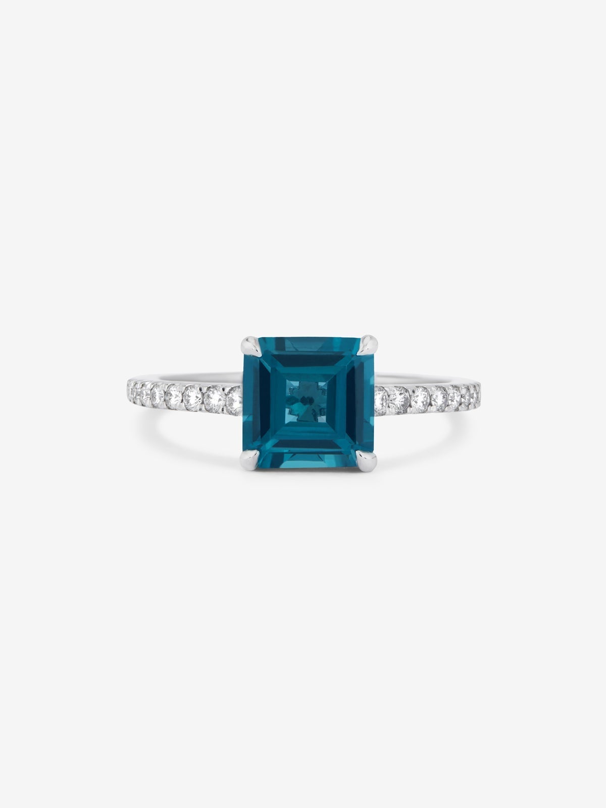 Anillo tipo solitario de oro blanco de 18K con topacio azul london 1,2 cts y diamantes blancos en talla brillante