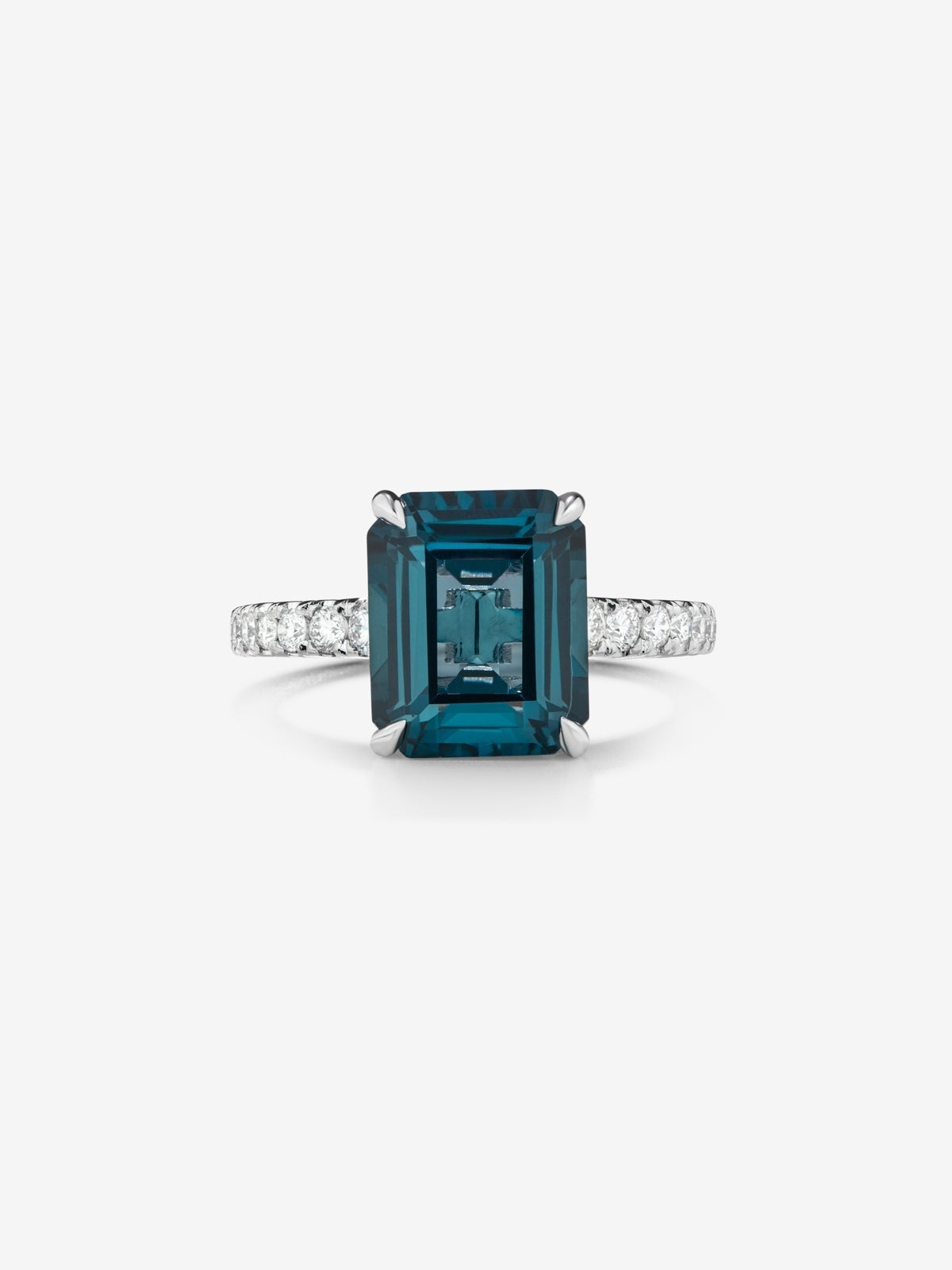 Anillo de oro blanco de 18K con topacio azul london en talla octogonal de 3,74 cts y 16 diamantes en talla brillante con un total 0,19 cts