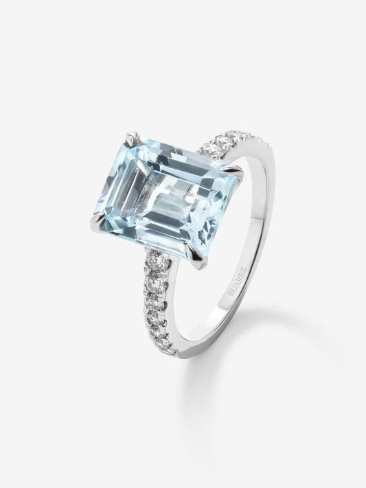 Anillo de oro blanco de 18K con topacio azul sky en talla esmeralda de 4,25 cts y diamantes blancos en talla brillante de 0,31 cts