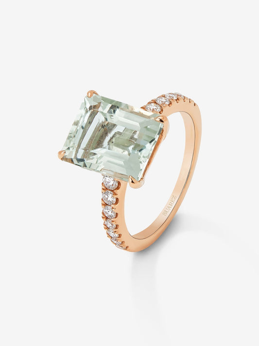 Anillo de oro rosa de 18K con amatista verde en talla esmeralda de 4,25 cts y 14 diamantes en talla brillante con un total de 0,32 cts