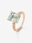 Anillo de oro rosa de 18K con amatista verde en talla esmeralda de 4,25 cts y 14 diamantes en talla brillante con un total de 0,32 cts