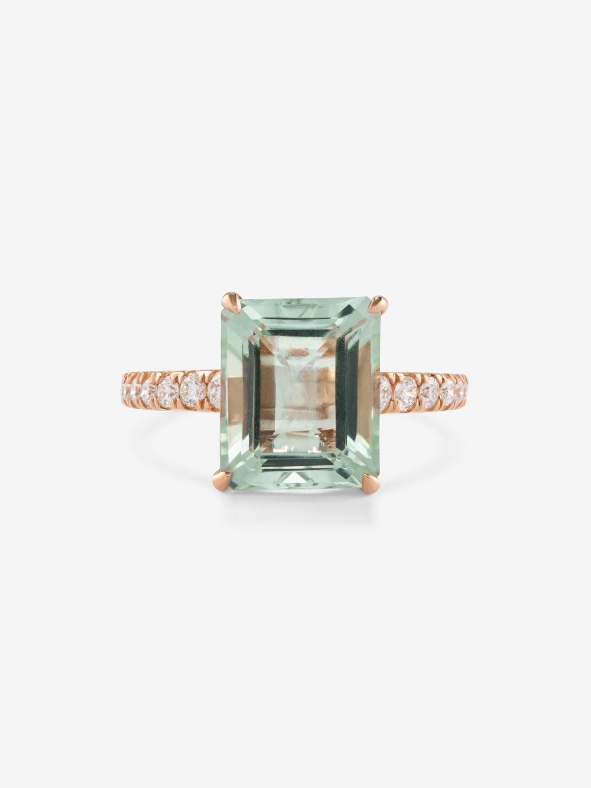 Anillo de oro rosa de 18K con amatista verde en talla esmeralda de 4,25 cts y 14 diamantes en talla brillante con un total de 0,32 cts