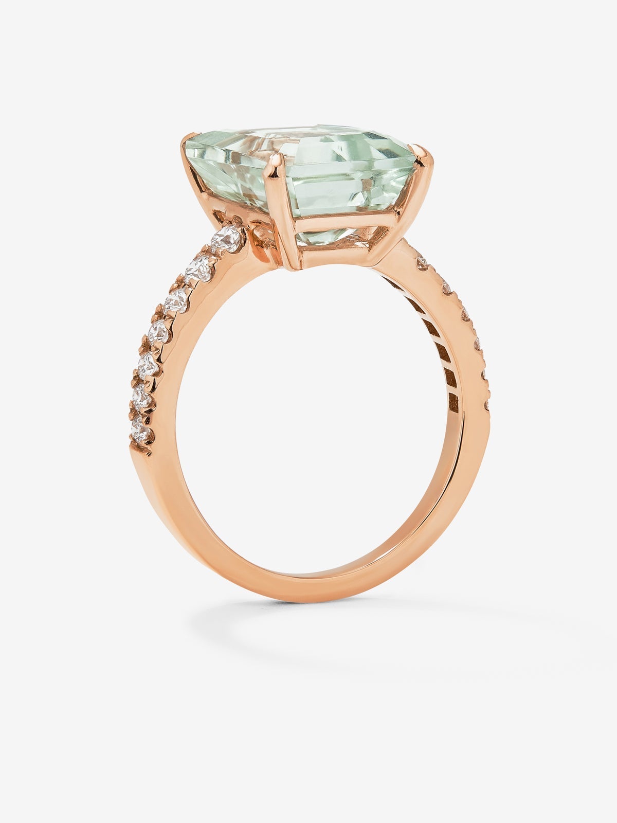 Anillo de oro rosa de 18K con amatista verde en talla esmeralda de 4,25 cts y 14 diamantes en talla brillante con un total de 0,32 cts