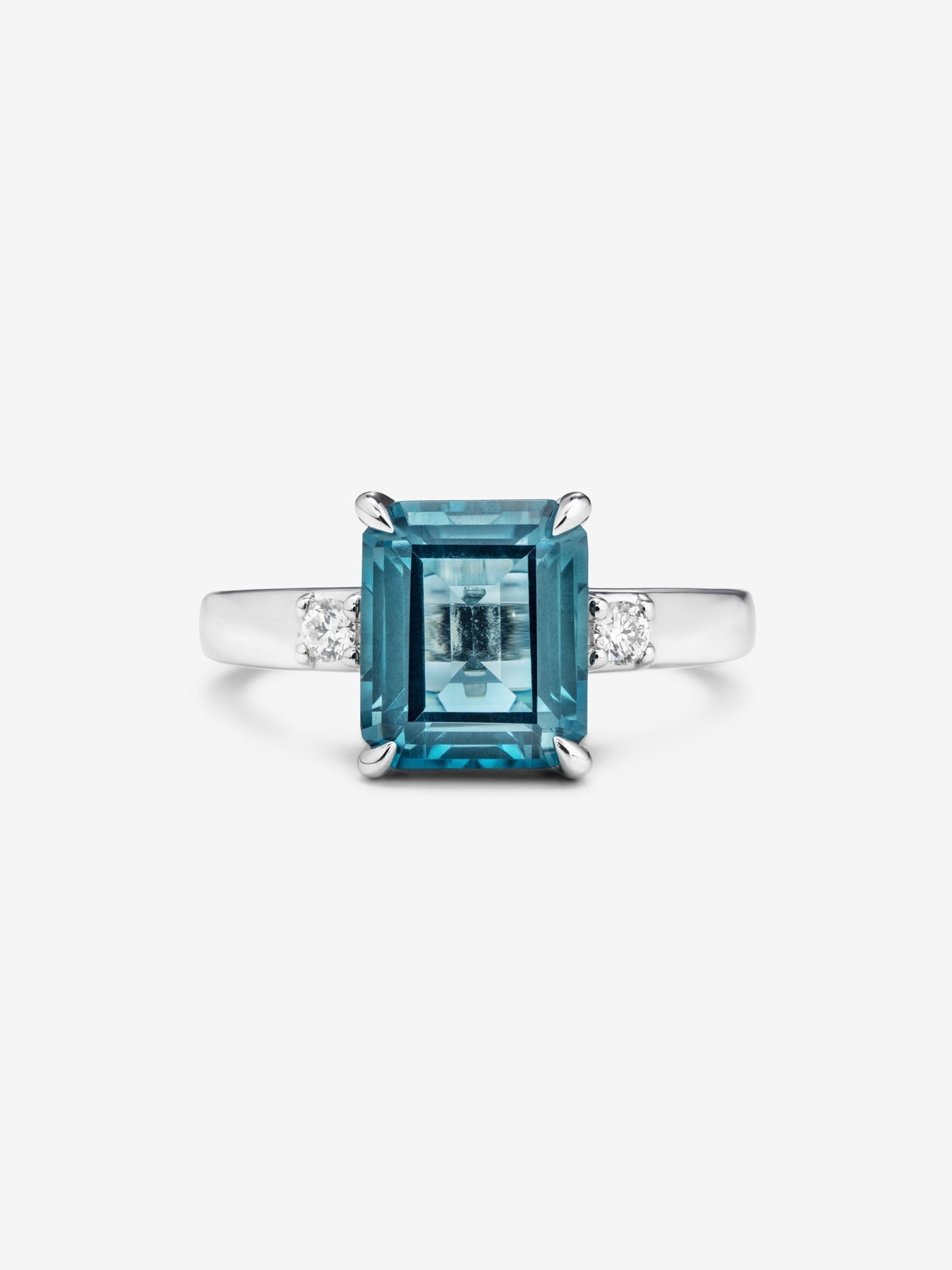 Anillo de plata 925 con topacio azul london en talla esmeralda de 3,74 cts y 2 diamantes en talla brillante con un total de 0,09 cts