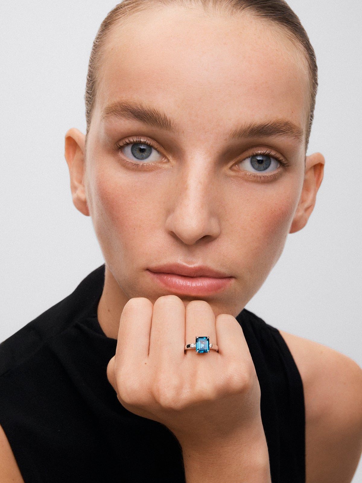 Anillo de plata 925 con topacio azul london en talla esmeralda de 3,74 cts y 2 diamantes en talla brillante con un total de 0,09 cts