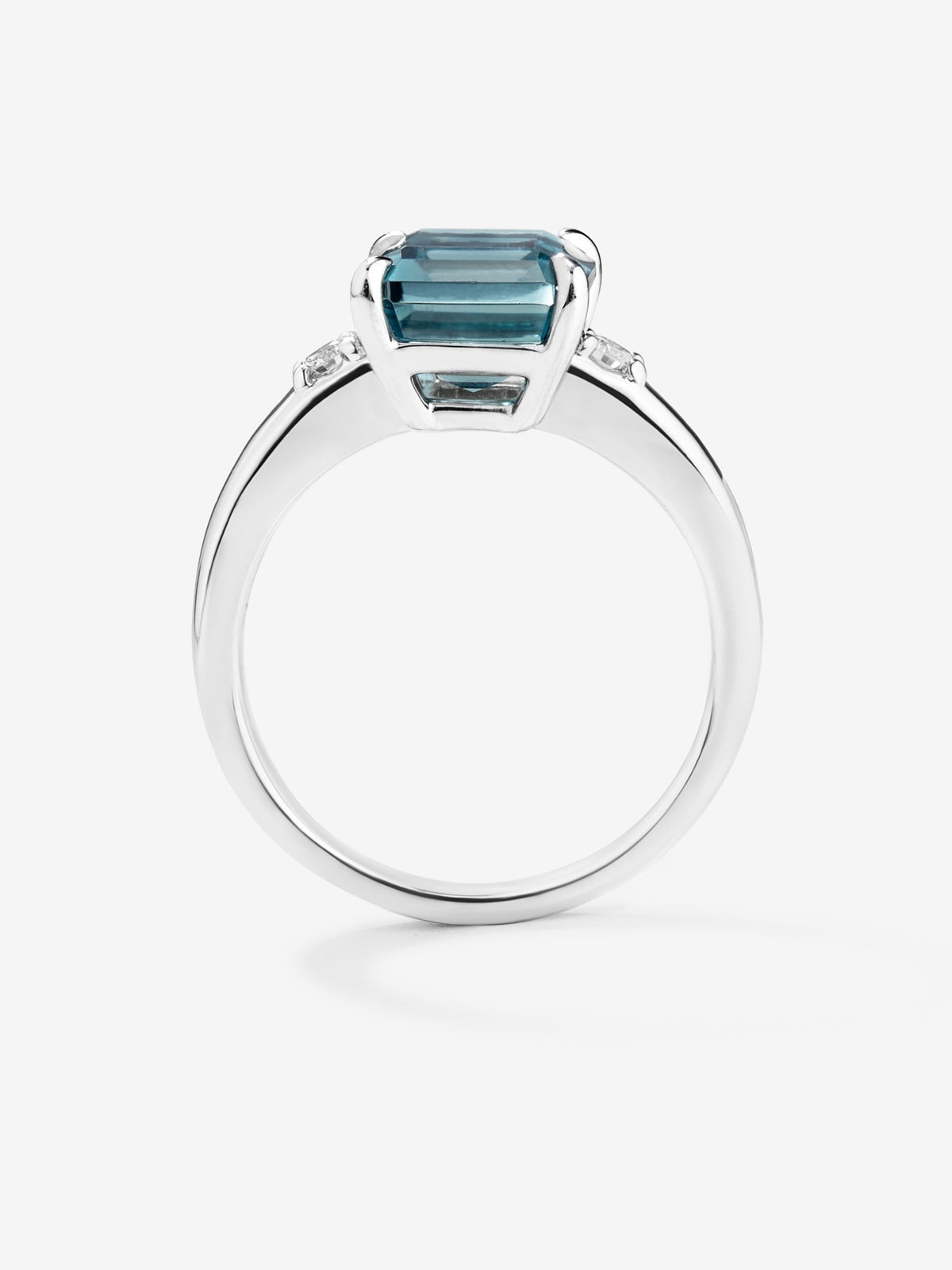 Anillo de plata 925 con topacio azul london en talla esmeralda de 3,74 cts y 2 diamantes en talla brillante con un total de 0,09 cts