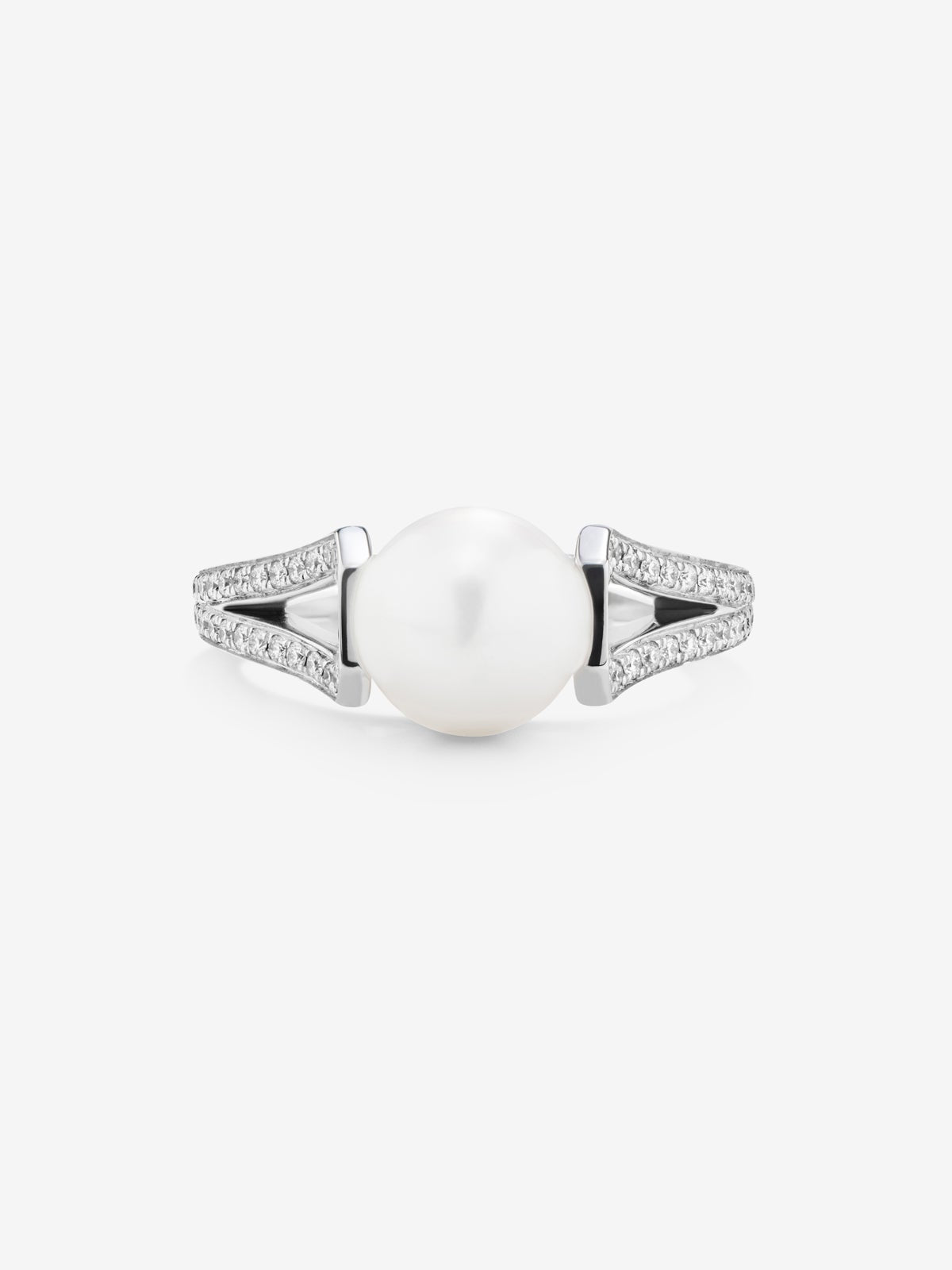 Anillo de oro blanco de 18K con perla akoya de 8mm y 60 diamantes en talla brillante con un total de 0,23 cts