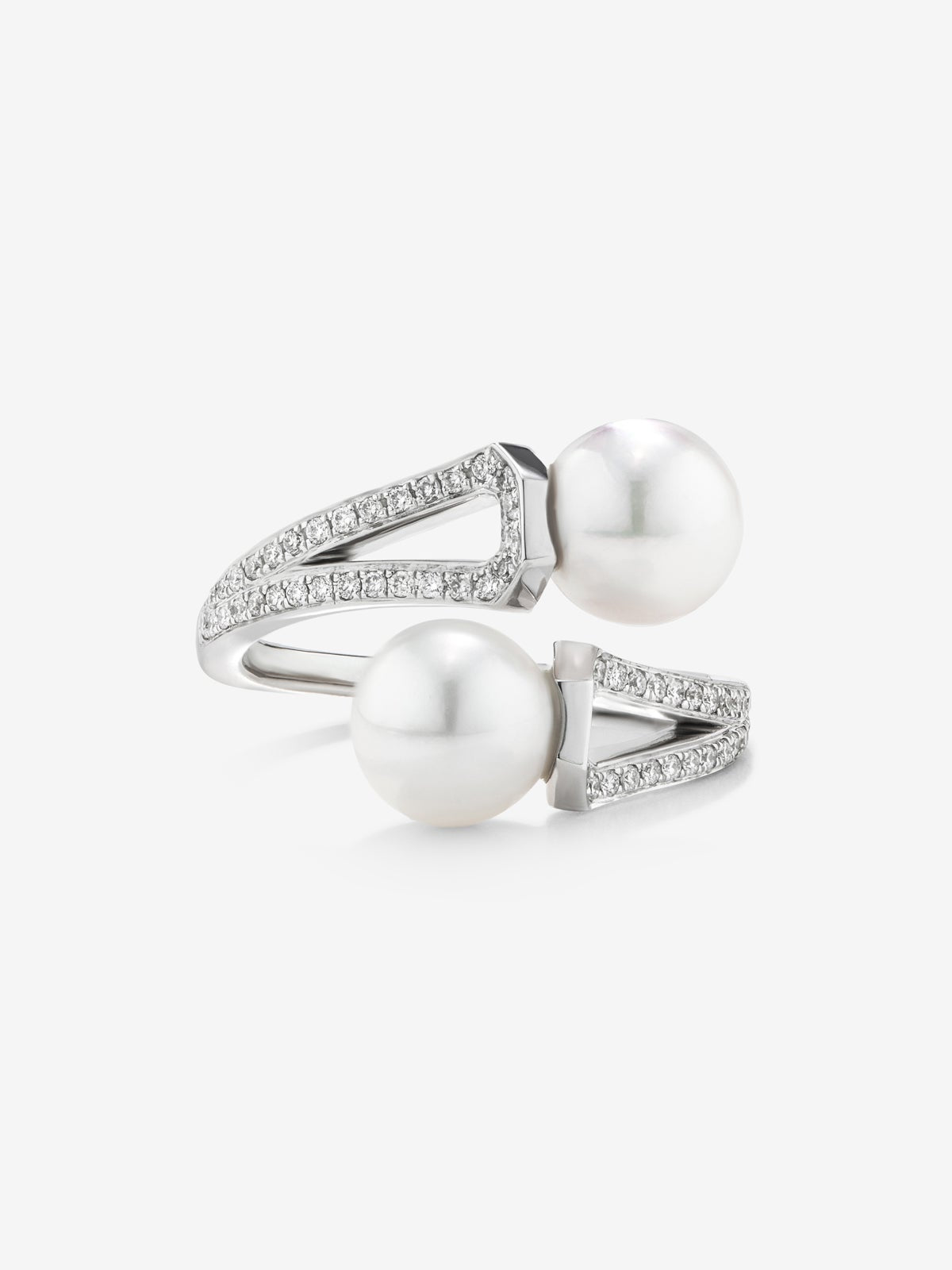 Anillo tú y yo de oro blanco de 18K con 2 perlas akoya de 7mm y 62 diamantes en talla brillante con un total de 0,22 cts